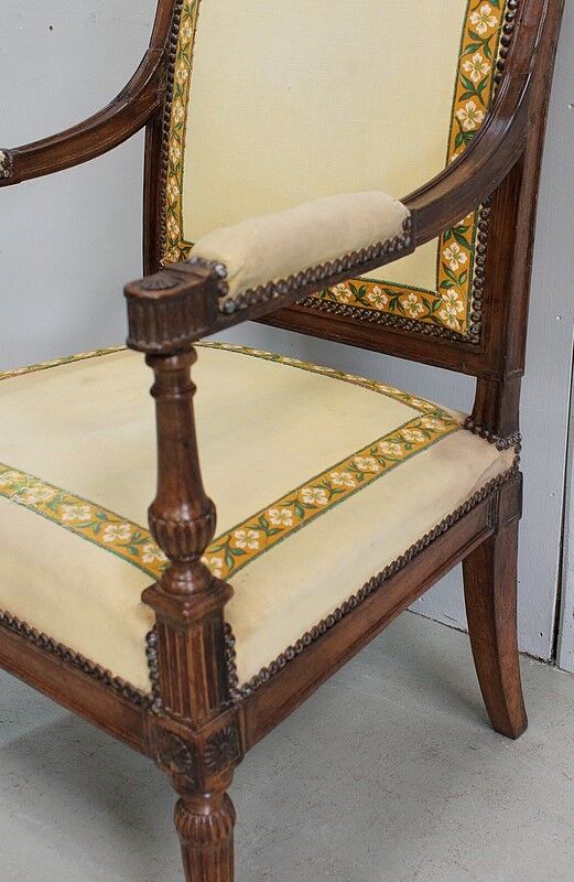 Fauteuil en noyer, style Louis XVI, début XIXe