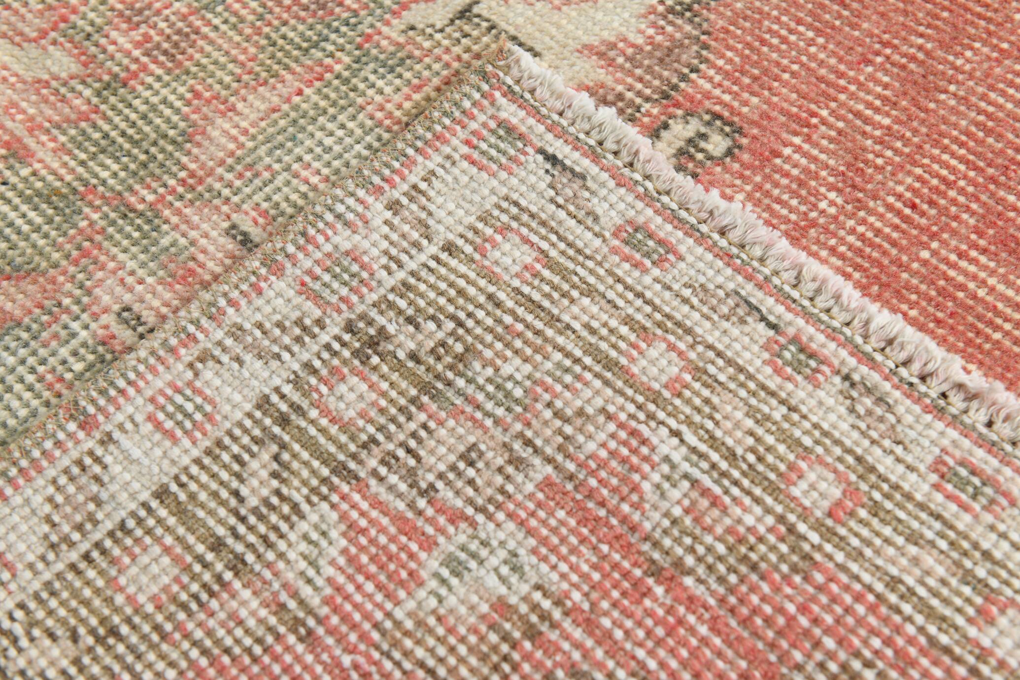 Tapis persan ancien noué main rouge corail, médaillon central floral