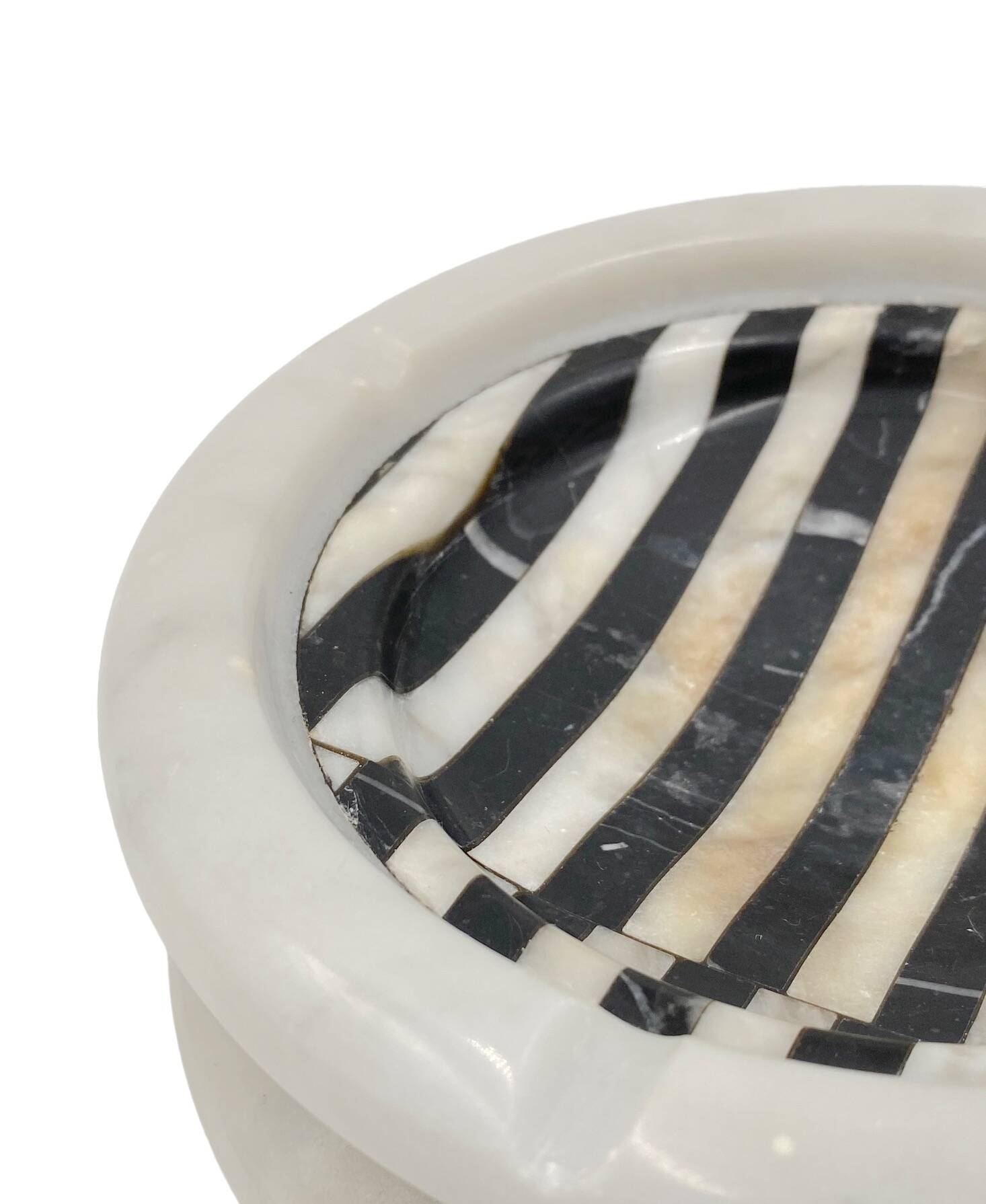 Black and white marble inlays ashtray, Casigliani Italy, 1970s