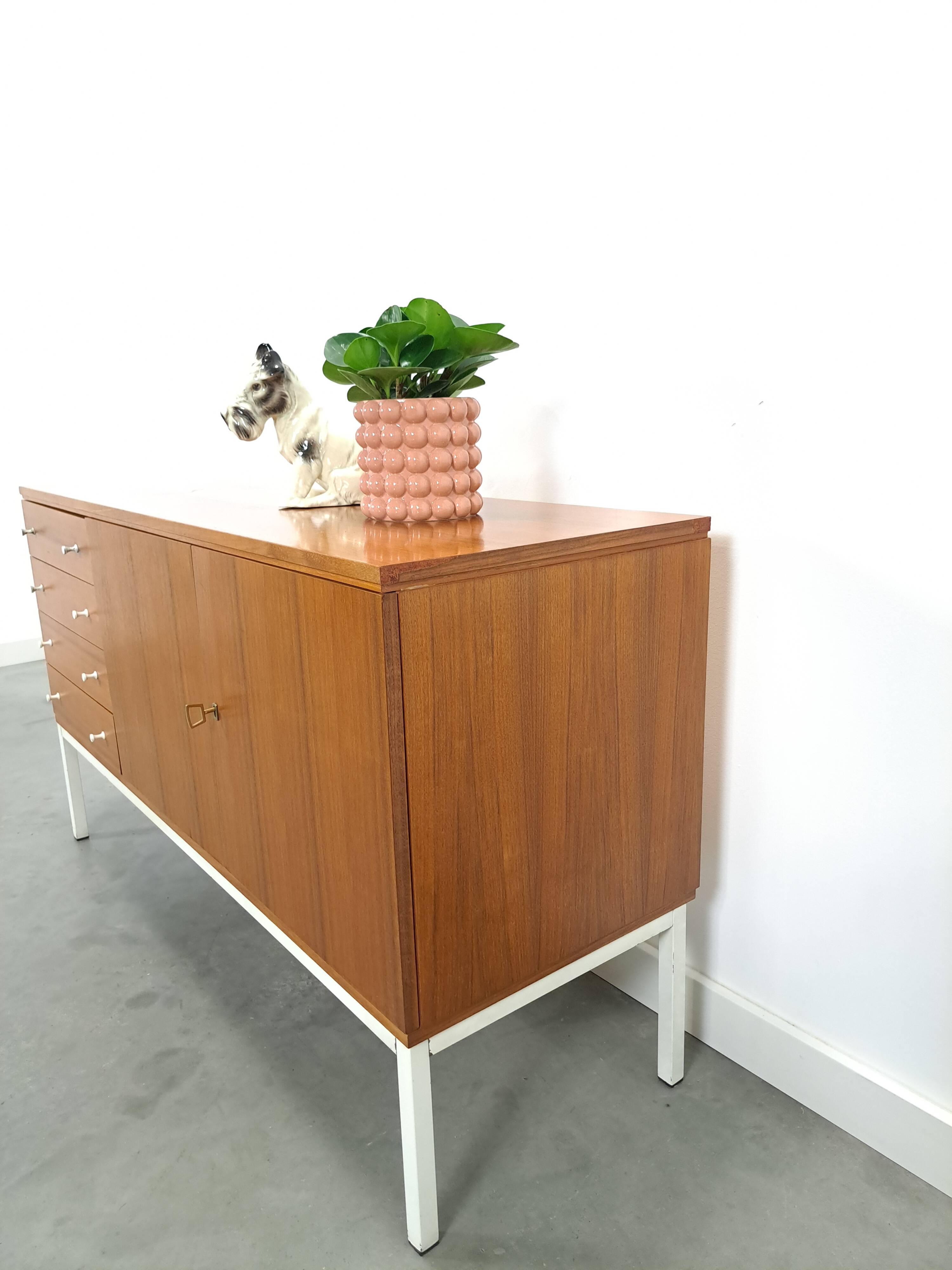 Fineer dressoir uit Zweden met wit stalen poten