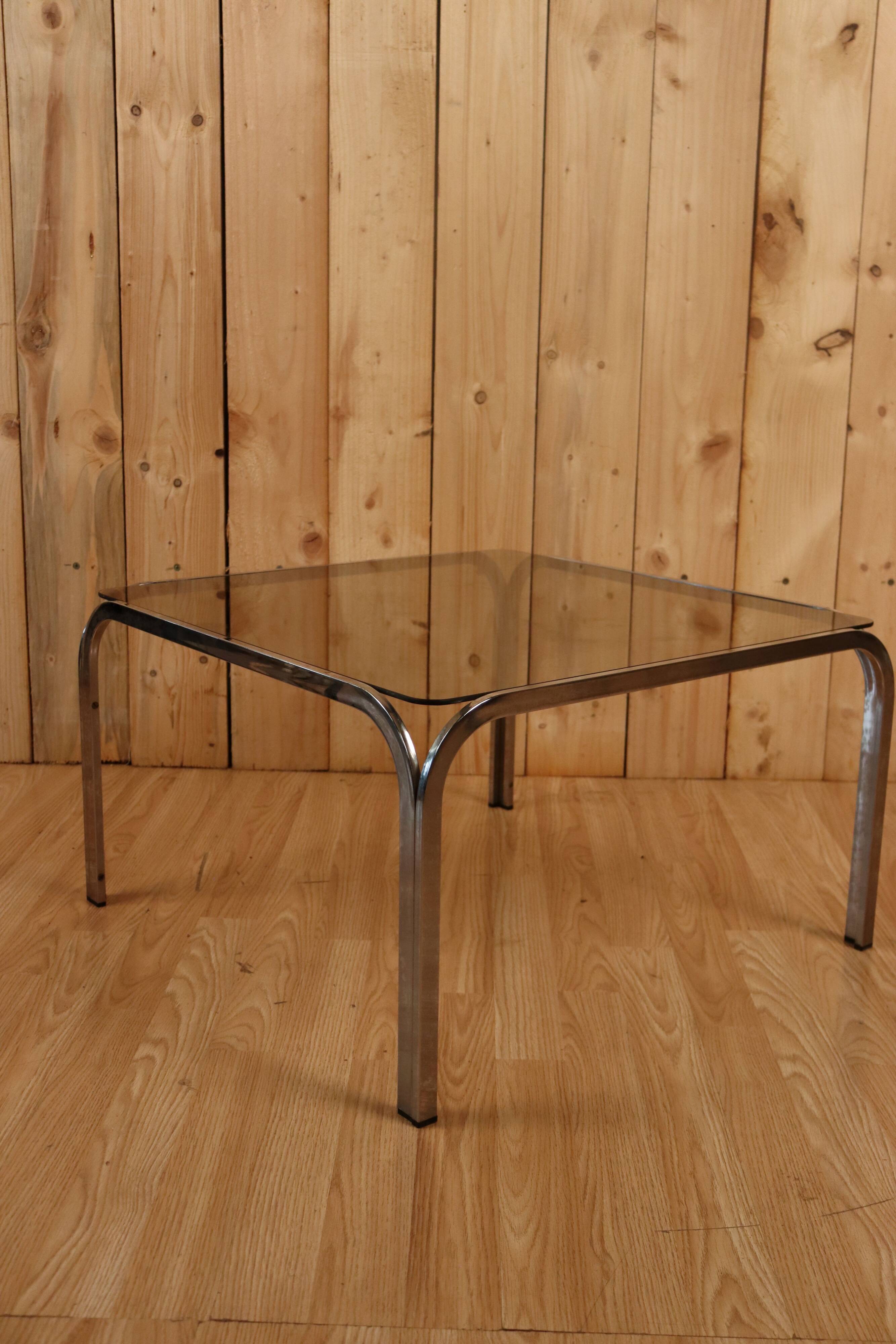 Table basse verre fumé et acier tubulaire.
