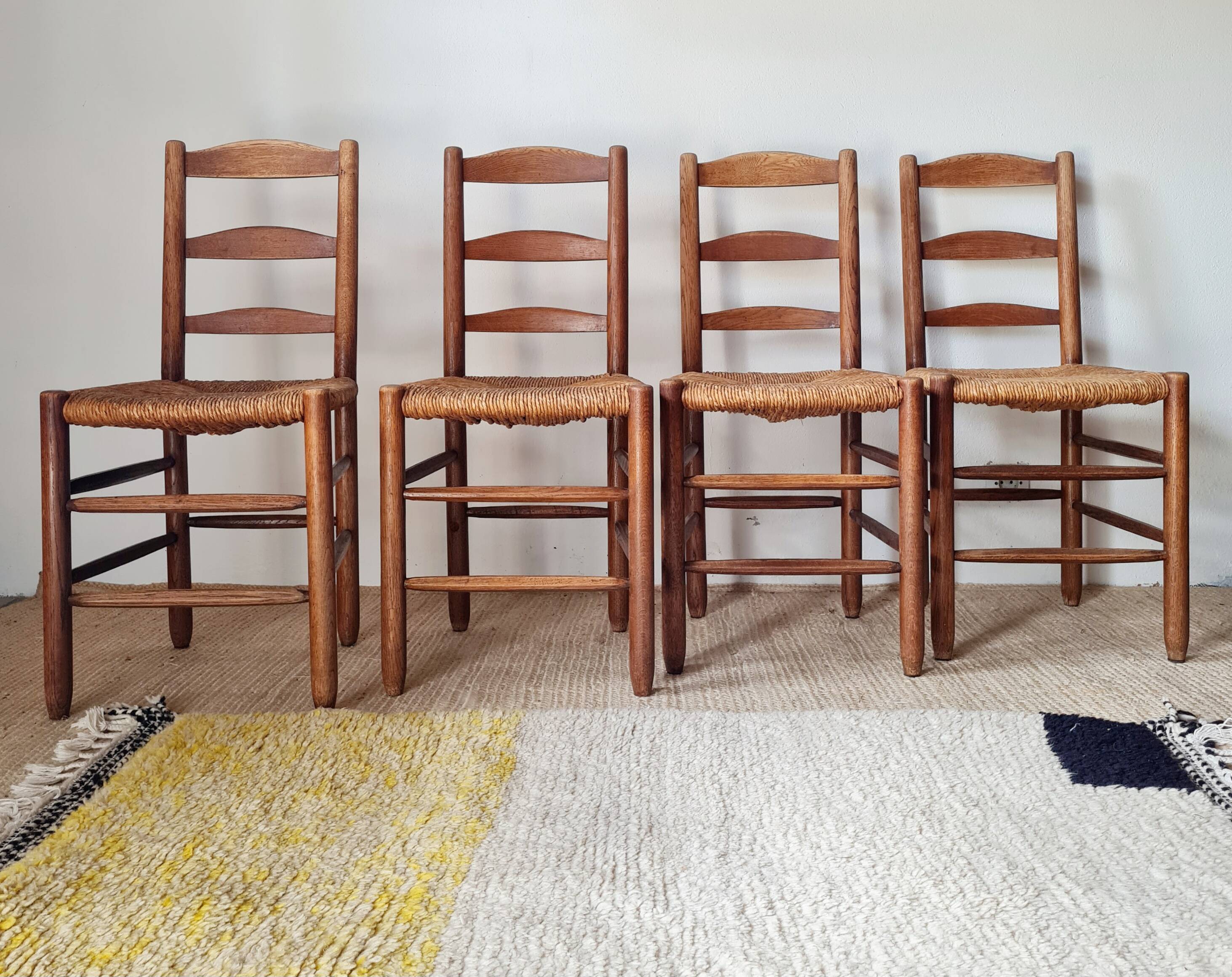 Set of 4 rustic chairs in solid oak and straw.