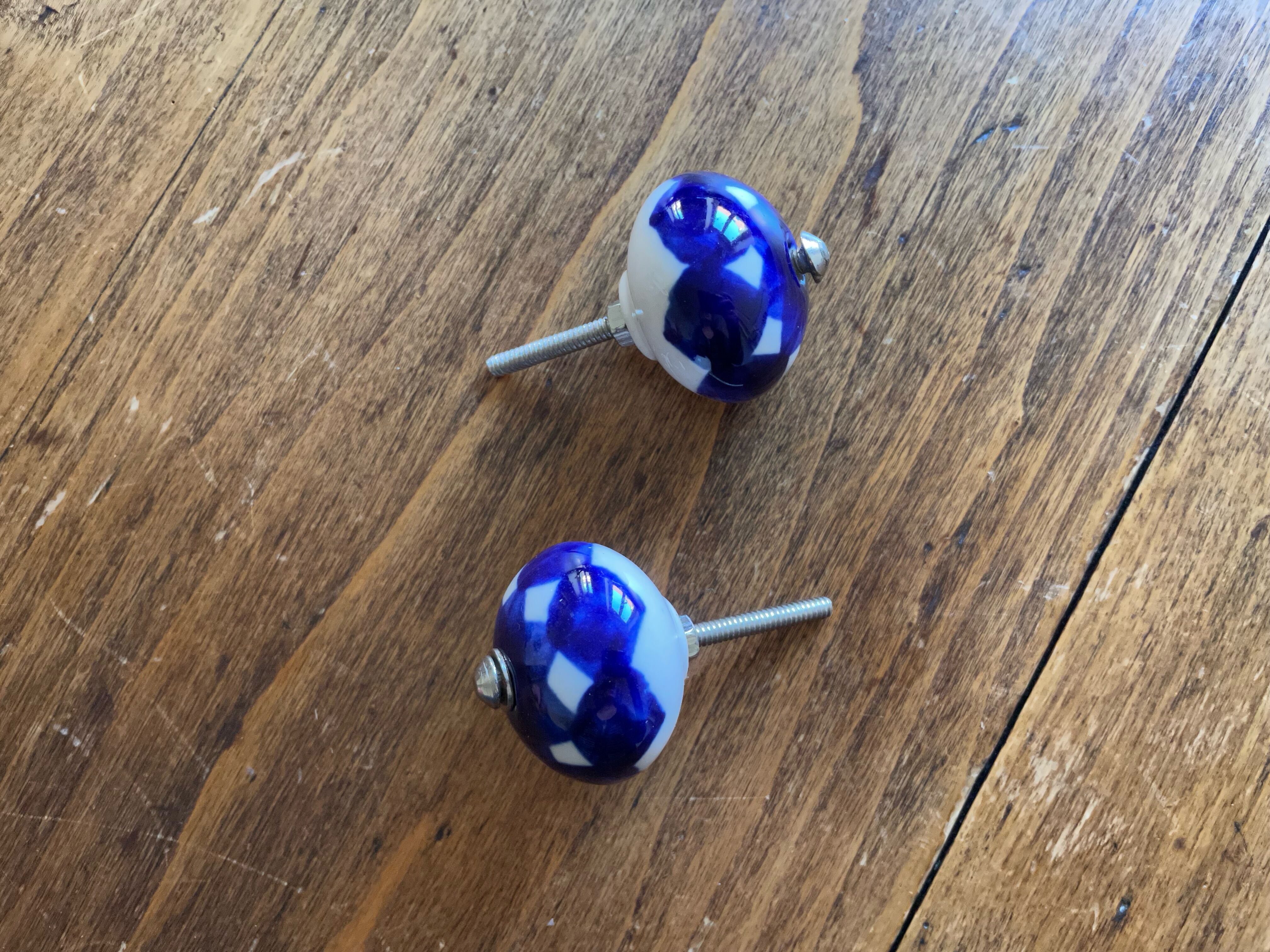 2 buttons, ceramic door handles, white blue