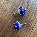 2 buttons, ceramic door handles, white blue