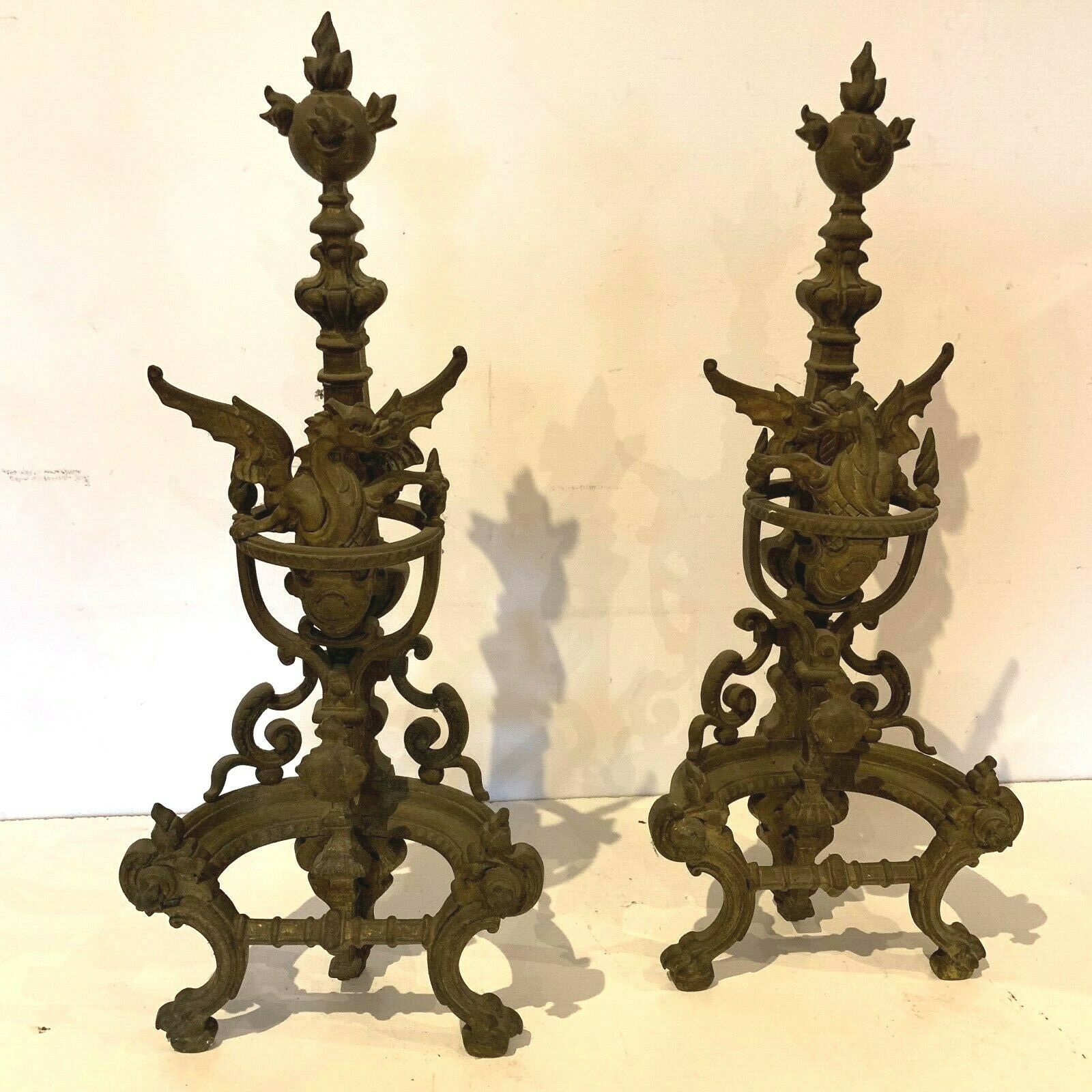 Paire de chenets en bronze ciselé a décor de dragons XIX siècle