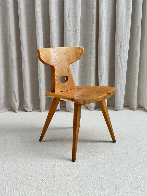Ensemble de 4 chaises en bois de pin massif. Conçues par Jacob Kielland-Brandt pour I. Christiansen, Danemark, années 1960.