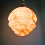 Suspension Art Déco en opaline marbrée rose, années 1920-30