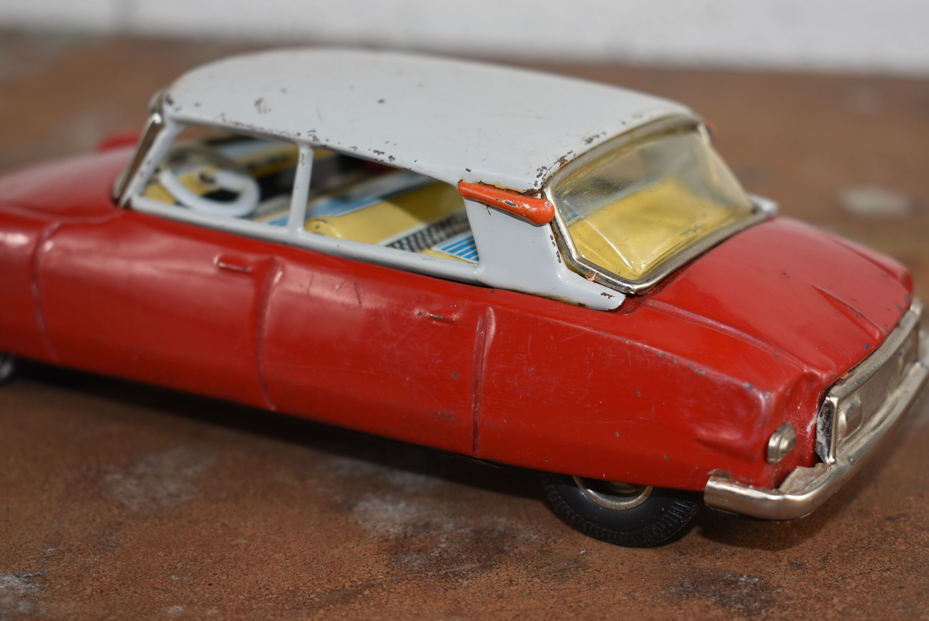 Voiture en tôle Citroën DS jouet ancien 1960