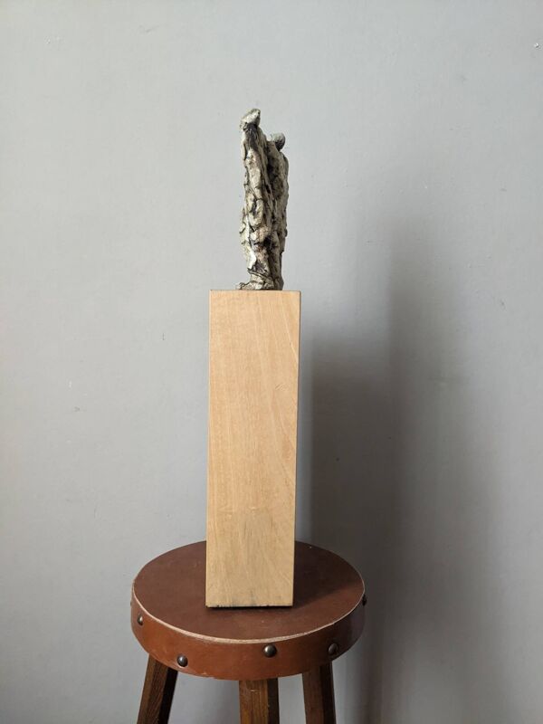 Sculpture contemporaine couple en céramique sur socle