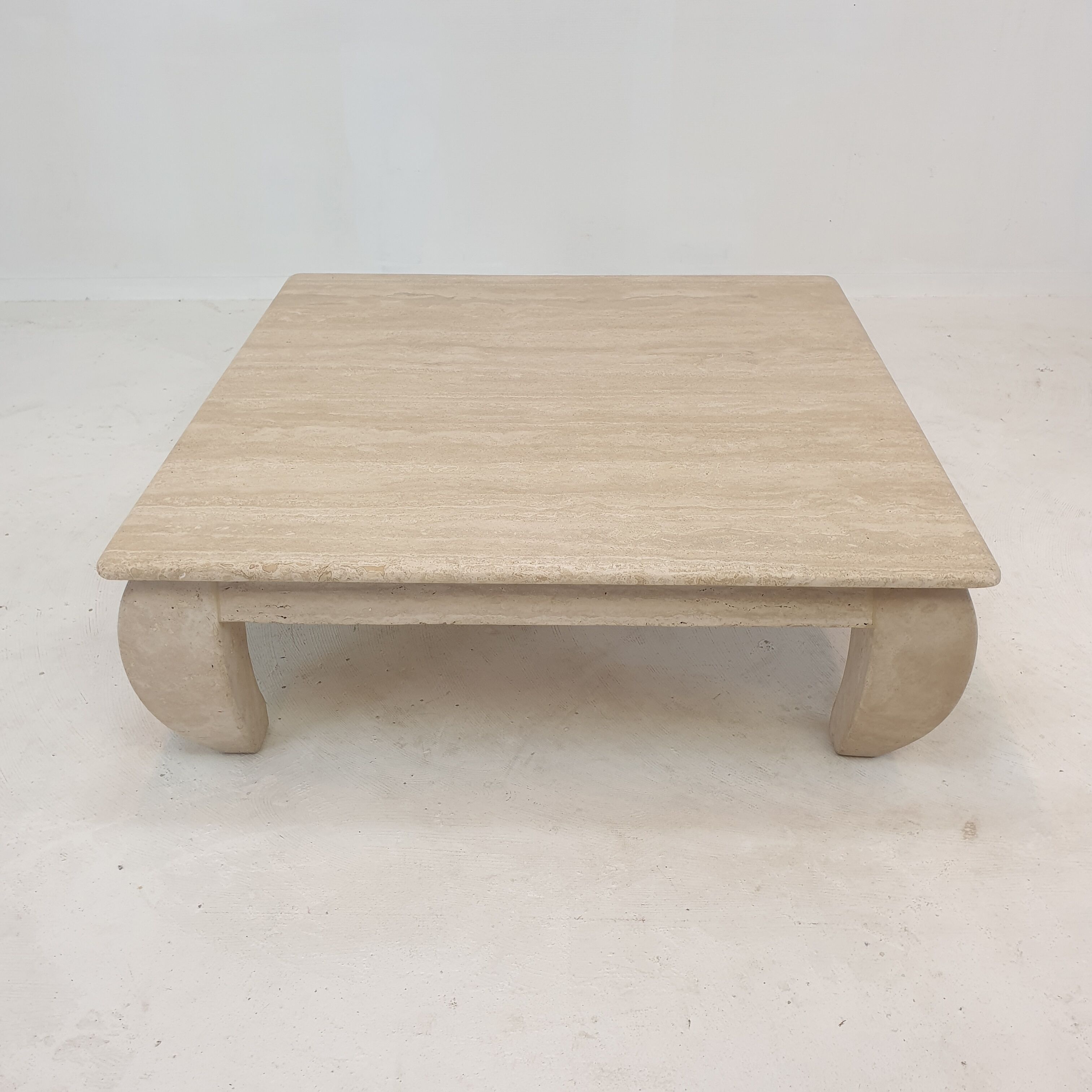 Table basse en travertin italien "Opium", années 1980.
