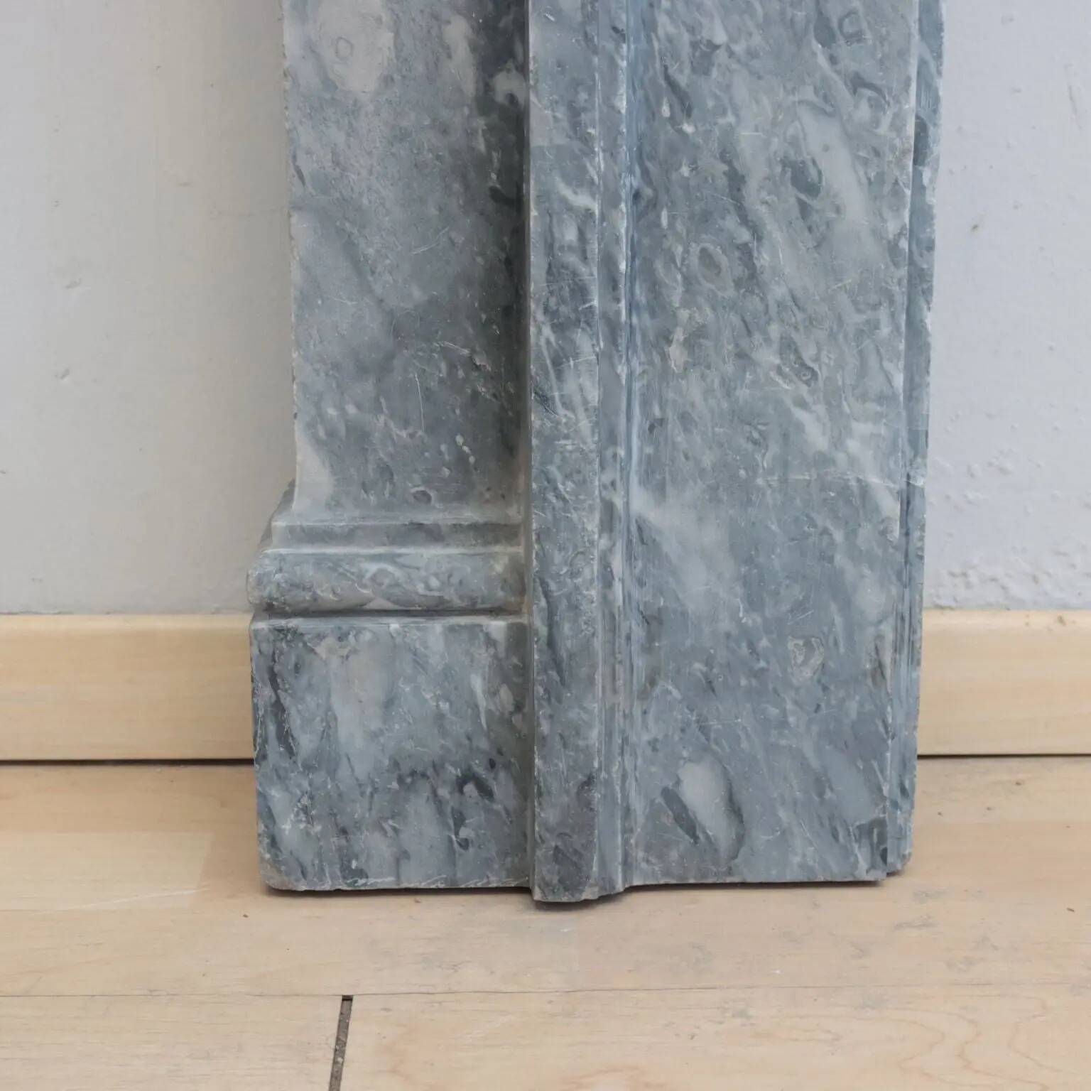 Neoclassical Tuscan fireplace in marble, Italy, 18th century.