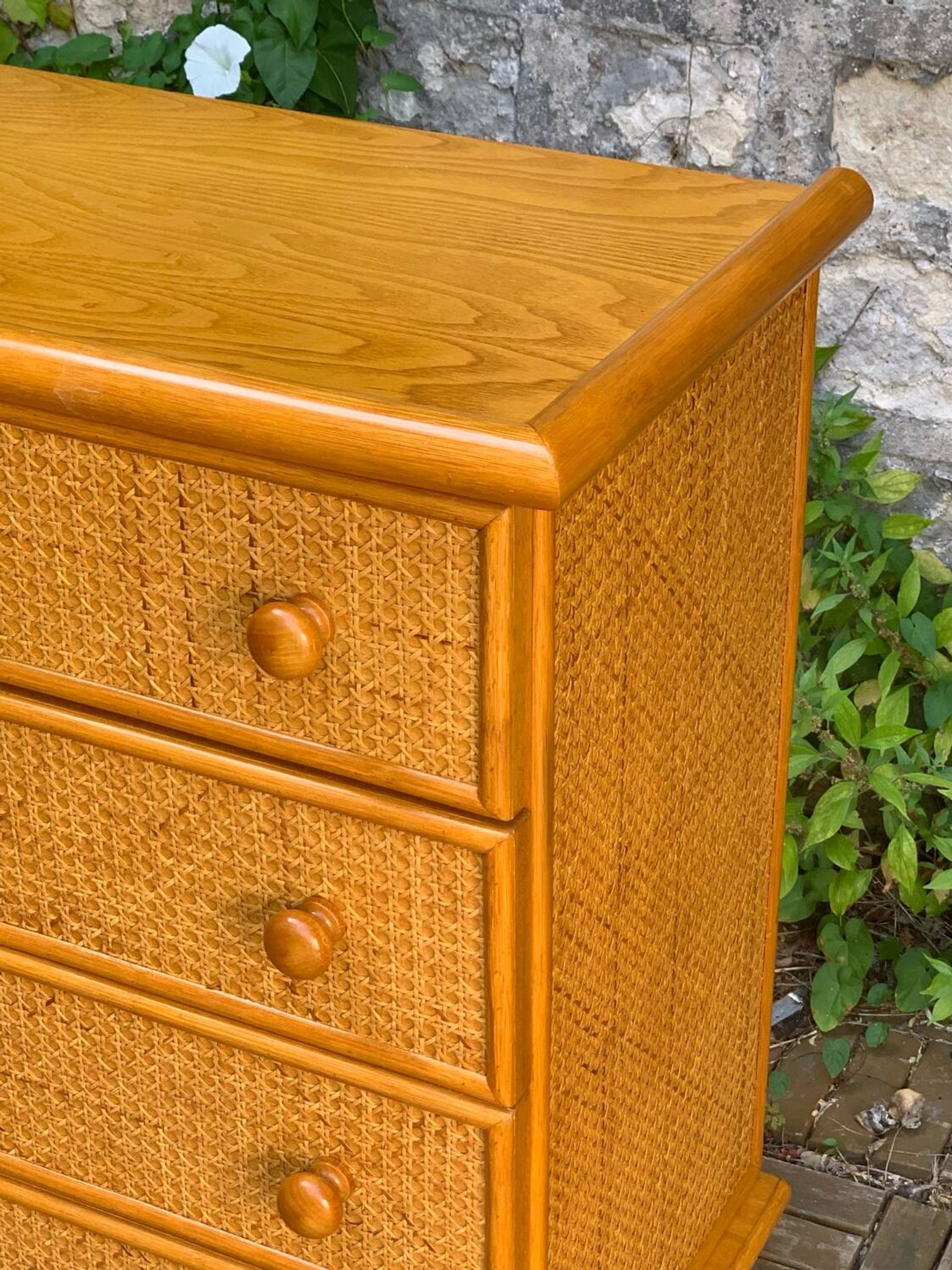 Dresser and its bedside table in rattan caning and vintage oak from the 1970s.
