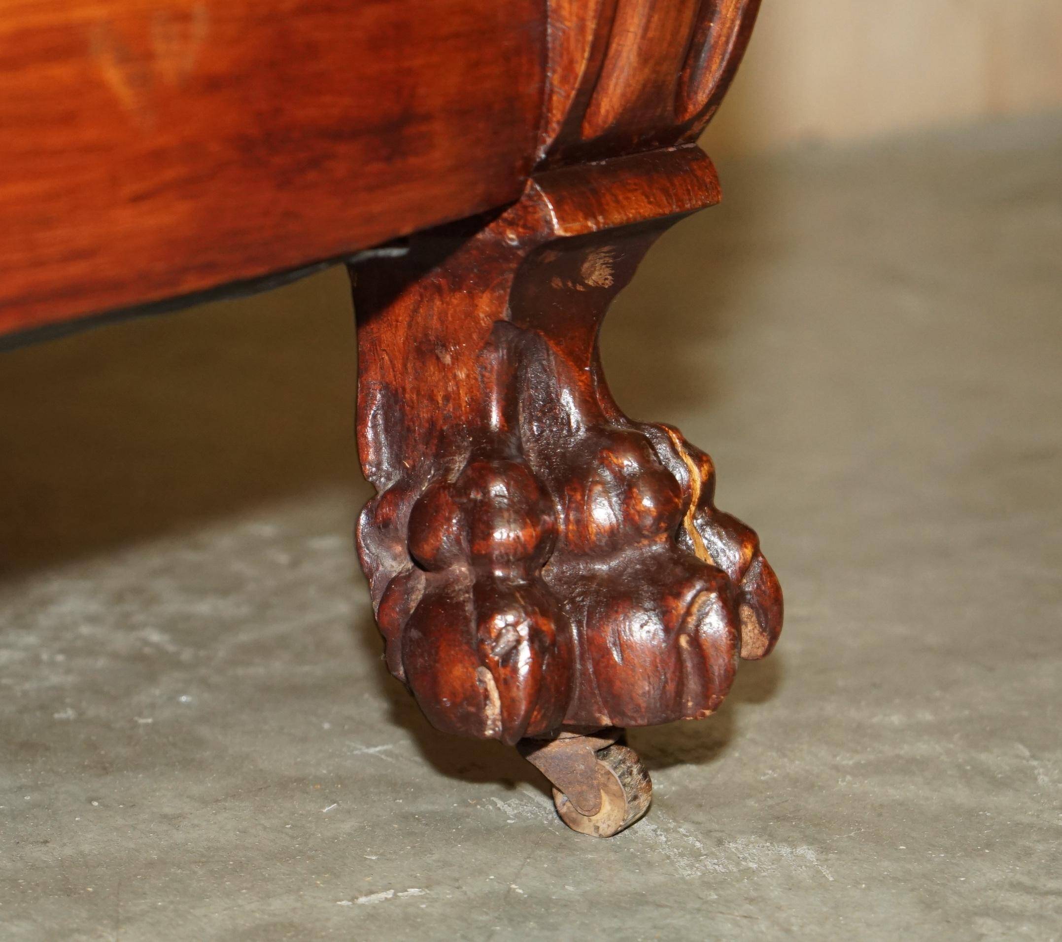 Canapé Chesterfield Ancien Sculpté en Noyer avec Incrustation de Nacre