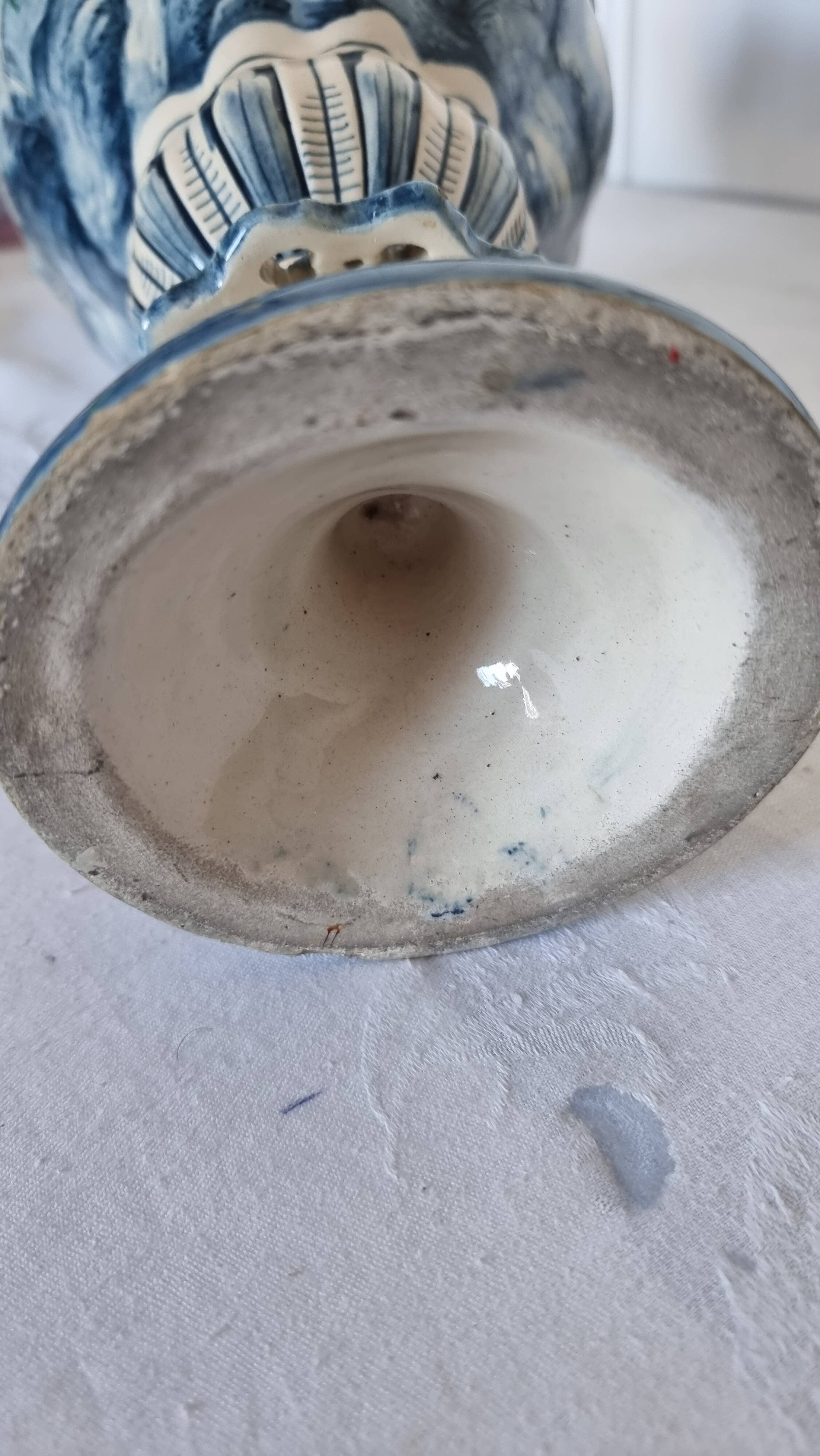 Large Spanish vase in Talavera style, hand-painted, adorned with a landscape.