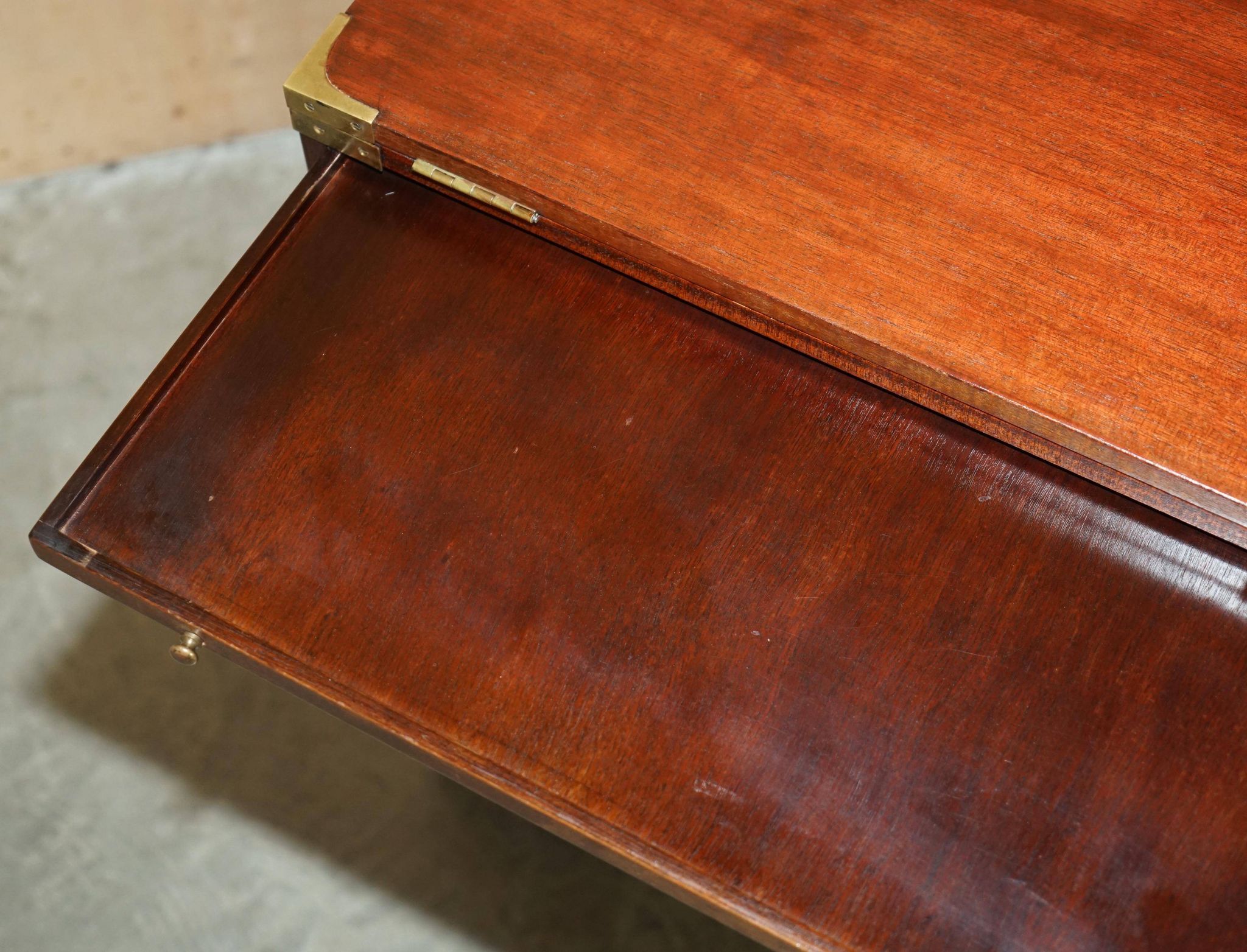 Commode militaire vintage avec plateau coulissant et dessus extensible