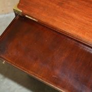 Commode militaire vintage avec plateau coulissant et dessus extensible