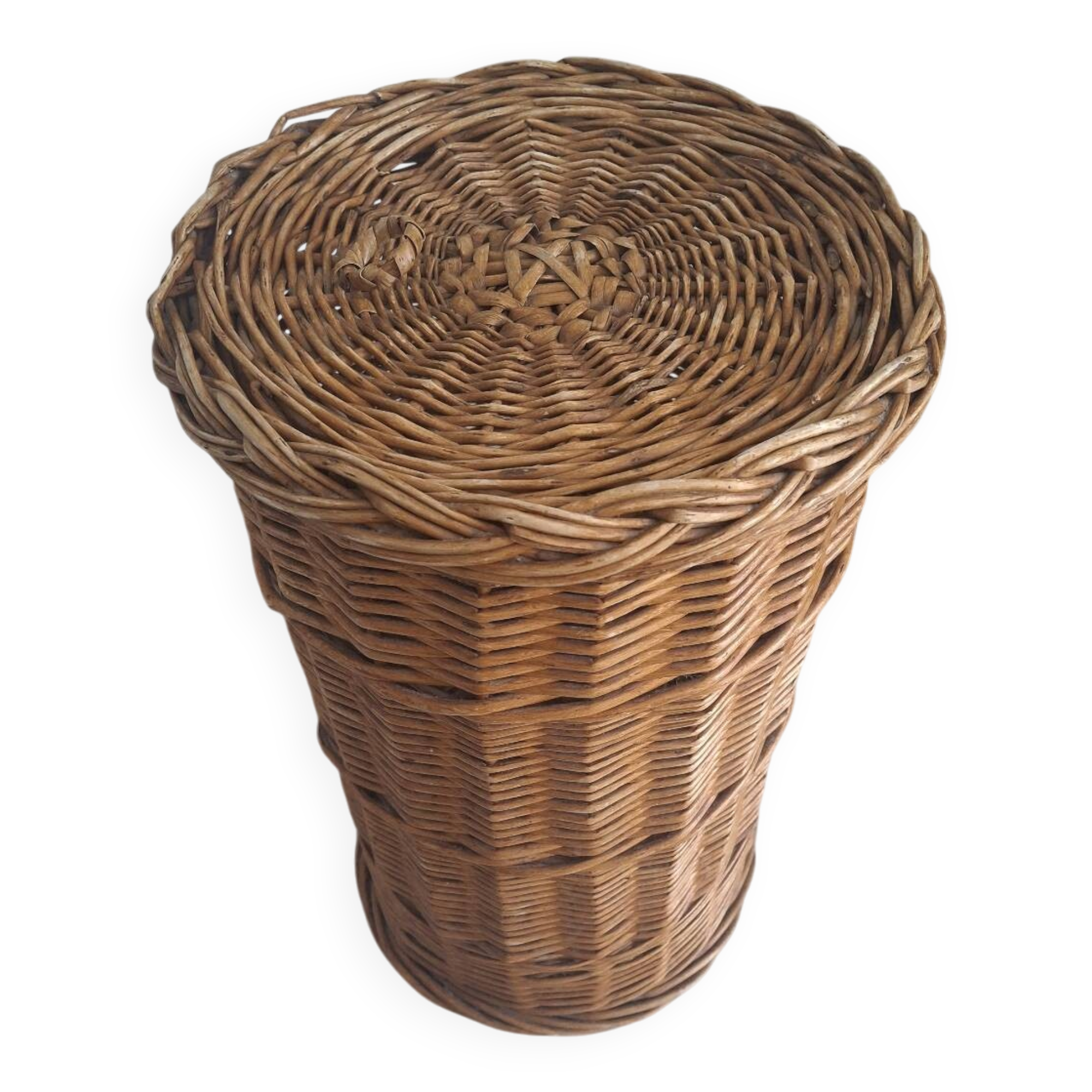 Large woven wicker basket with lid – vintage spirit