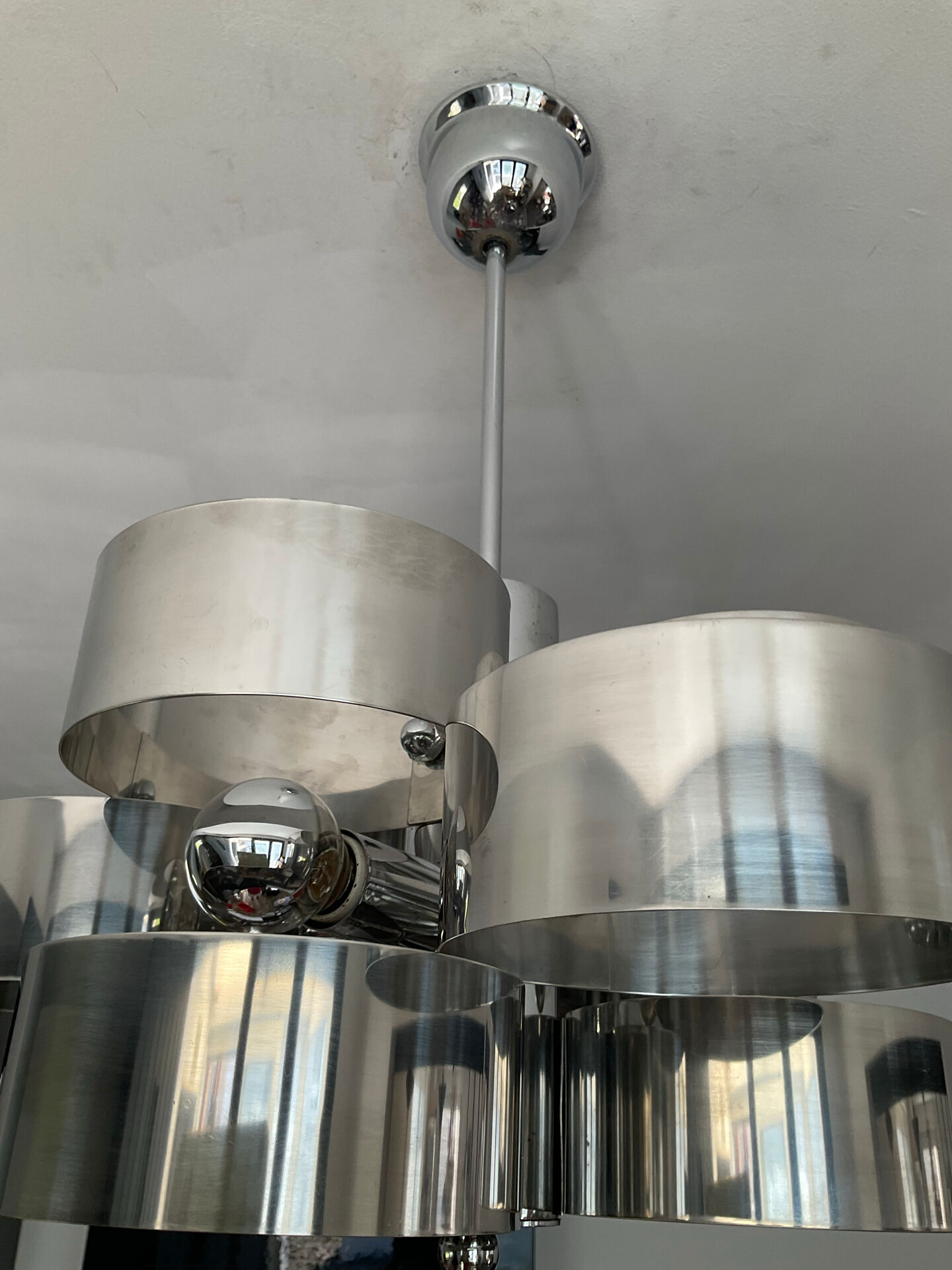 Chrome metal Space Age Sciolari chandelier from the 1970s.