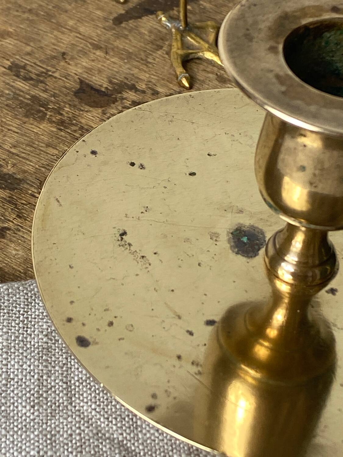 Cellar rat candle holder with brass ring