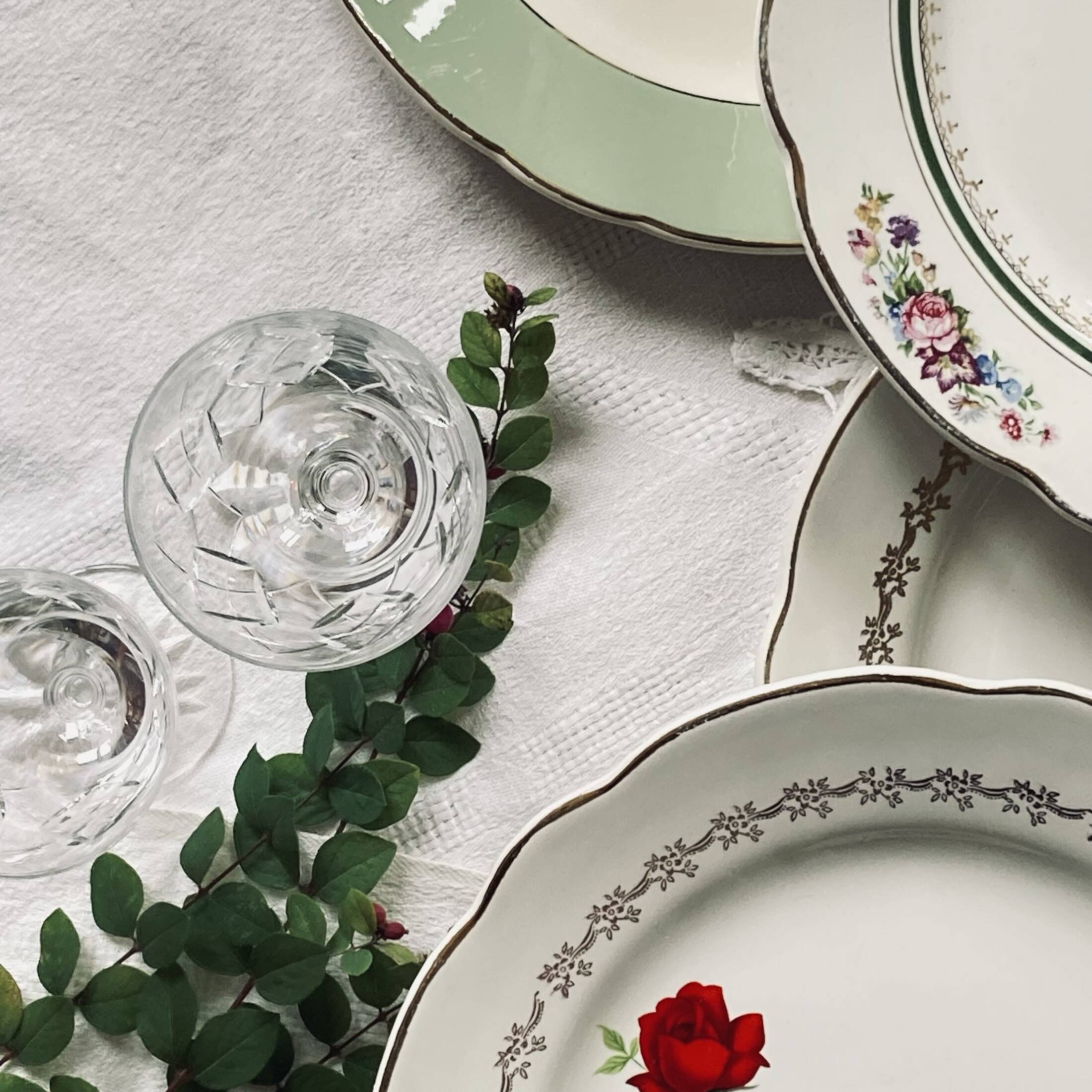 Lot of 6 old mismatched flat plates manufactured by Digoin, Sarreguemines, Villeroy Boch