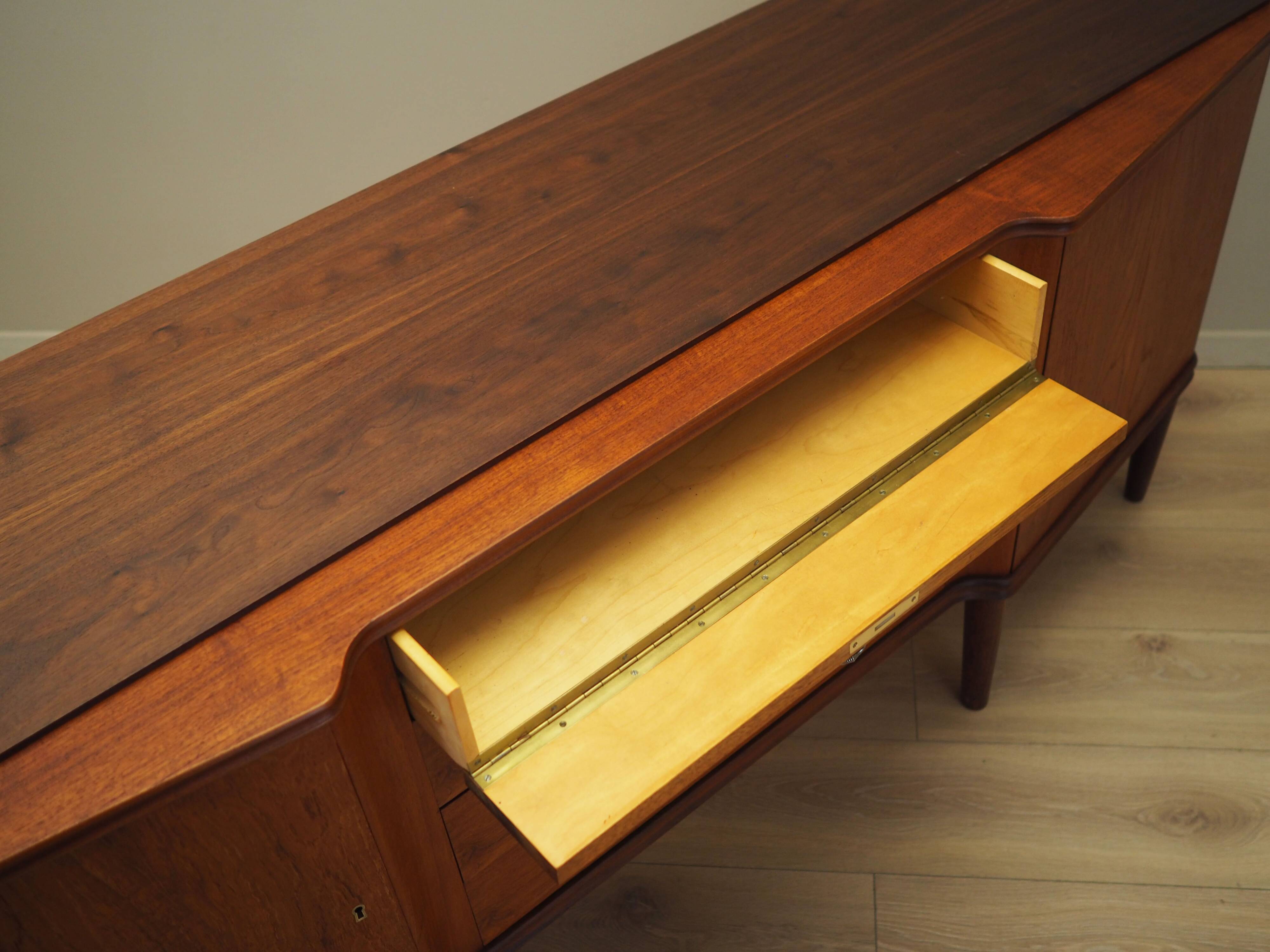 Buffet en teck, design danois, années 1960, production : Danemark