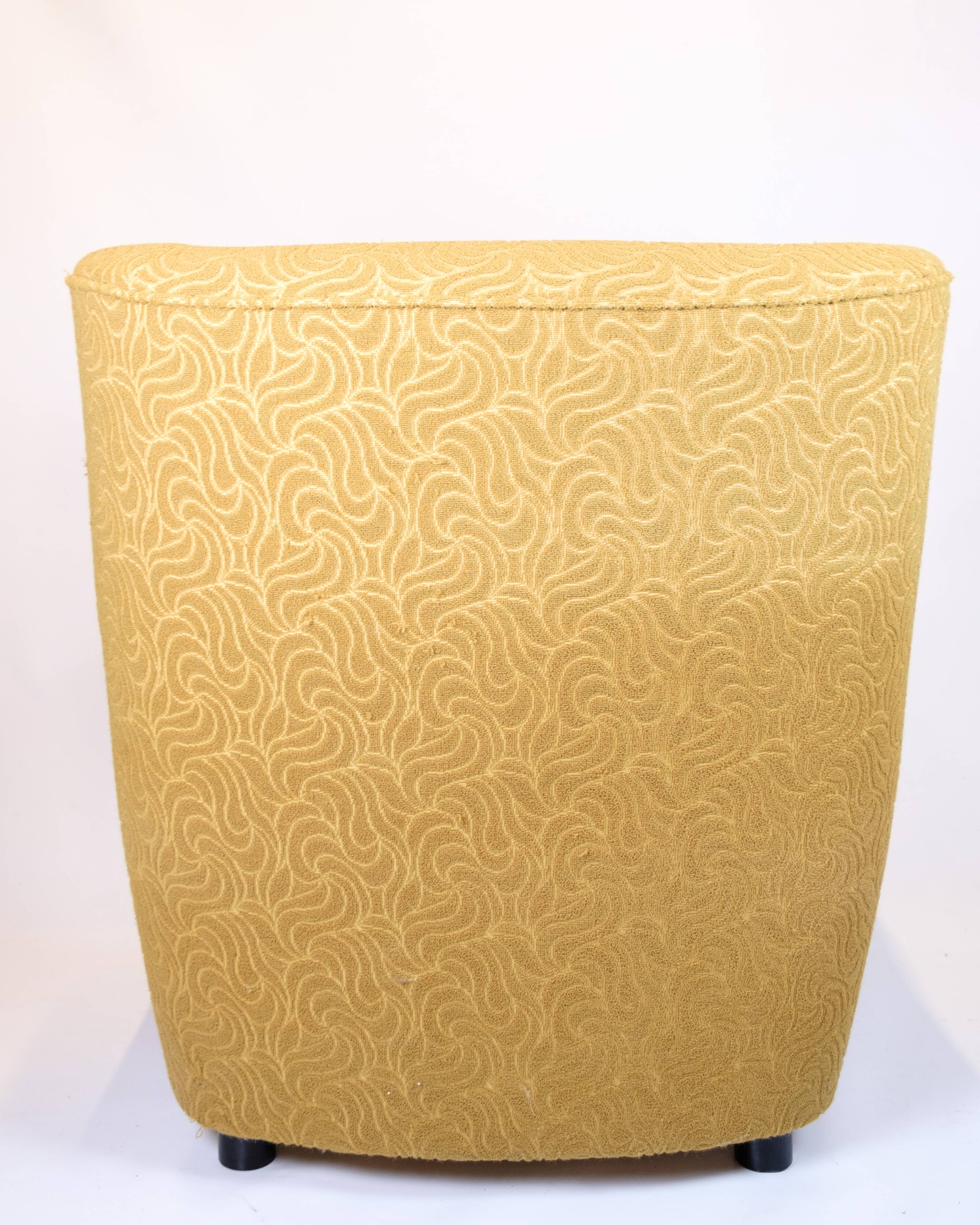 Armchair with ottoman - Over-upholstered - Patterned yellow fabric - Black legs - Danish design - 1940s style