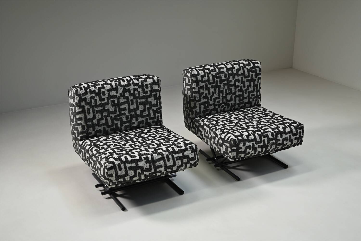 Set of 2 Jacquard postmodern lounge chairs, 1980s Italy.