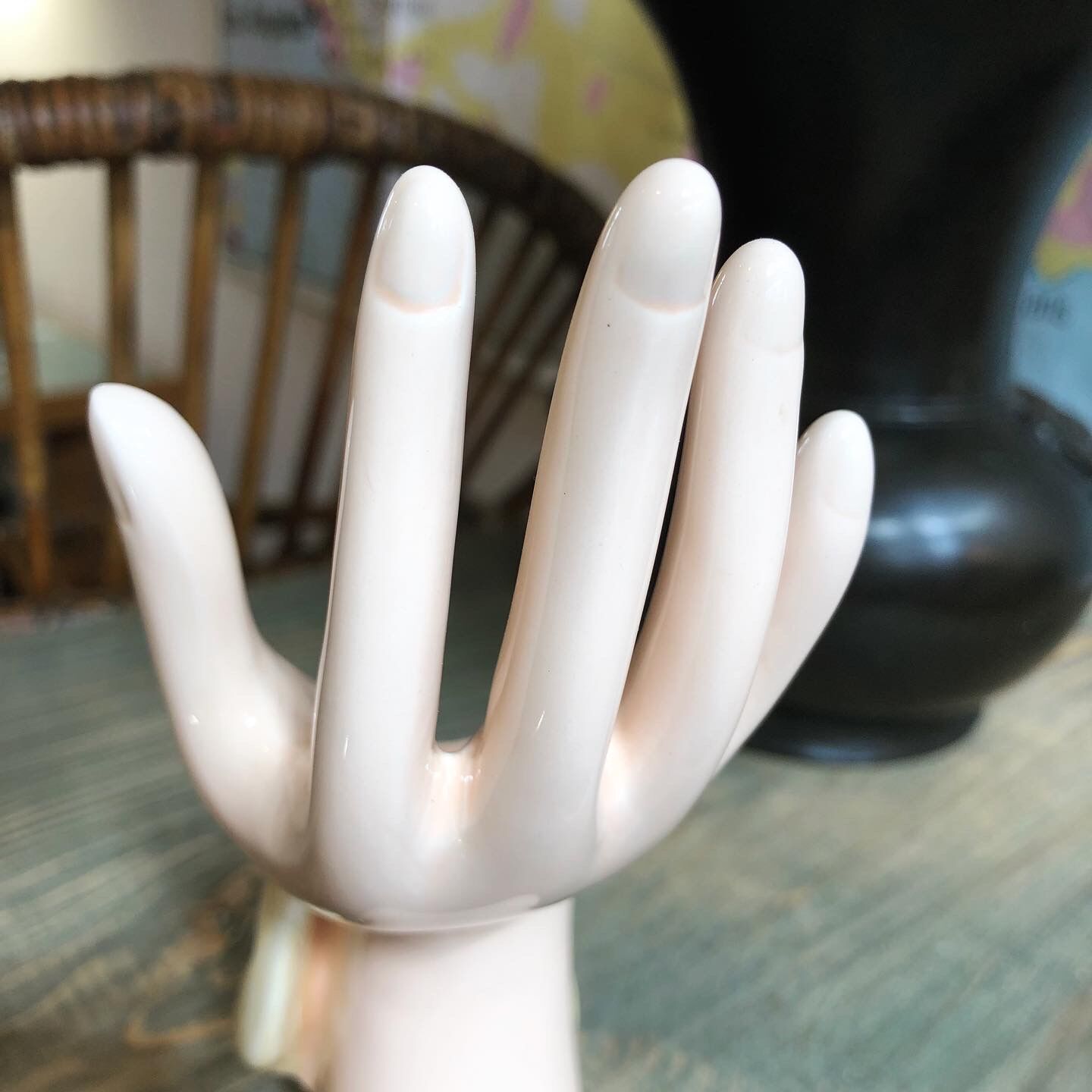 Hand baguier woman in hat