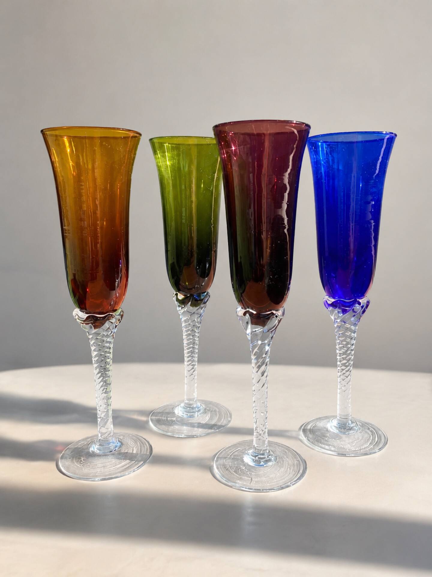 Flûtes à champagne en verre soufflé coloré