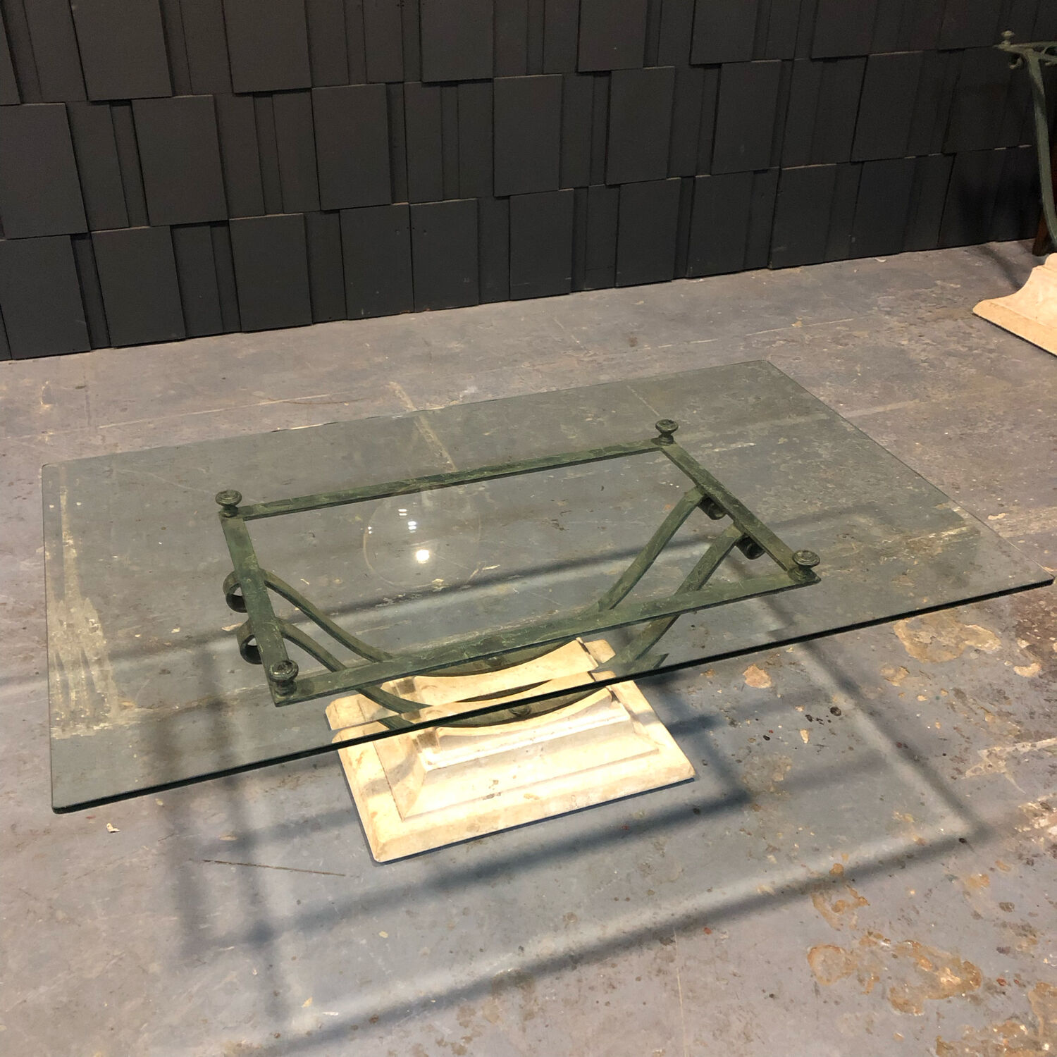 Table basse fer et verre patine antique