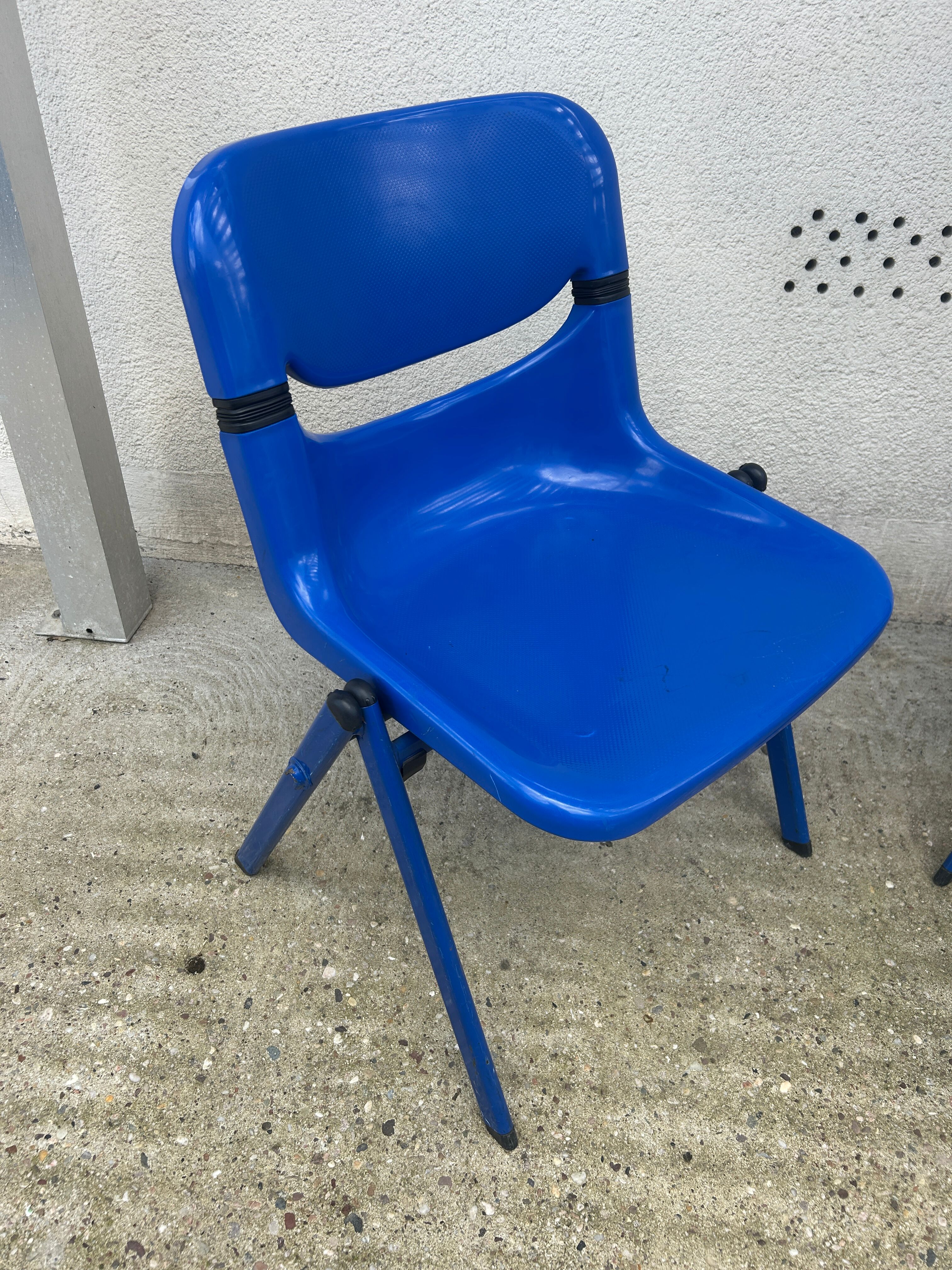 Pair of Piretti chairs "Dorsal"
