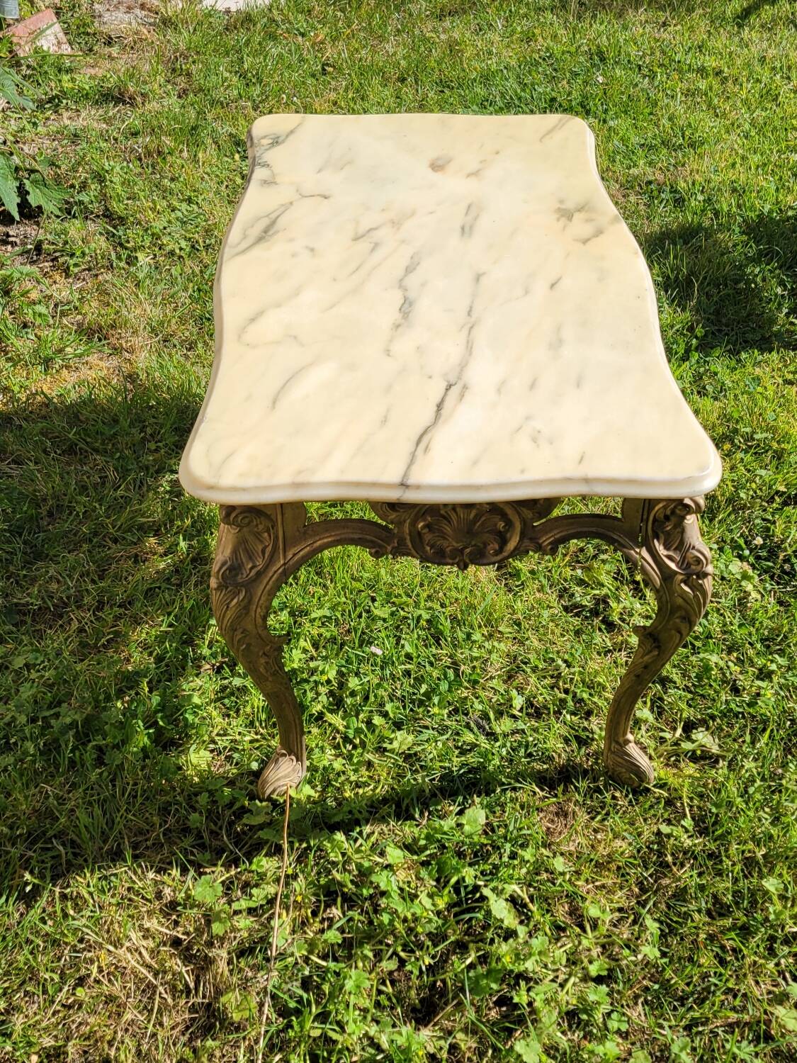 Louis XV coffee table in white Carrara marble with a gilded bronze base.