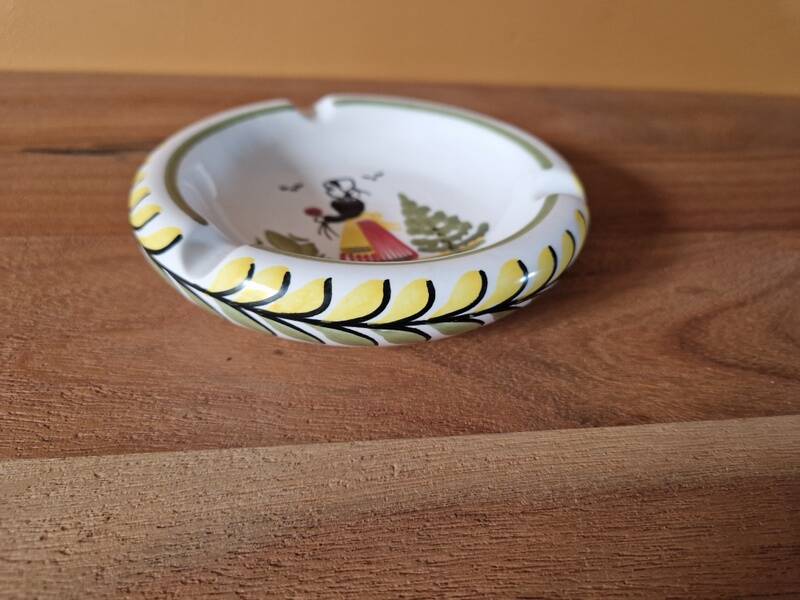 HB Quimper earthenware ashtray - Decorated with a Breton woman - Marked on the back Quiberon Euravia 1959