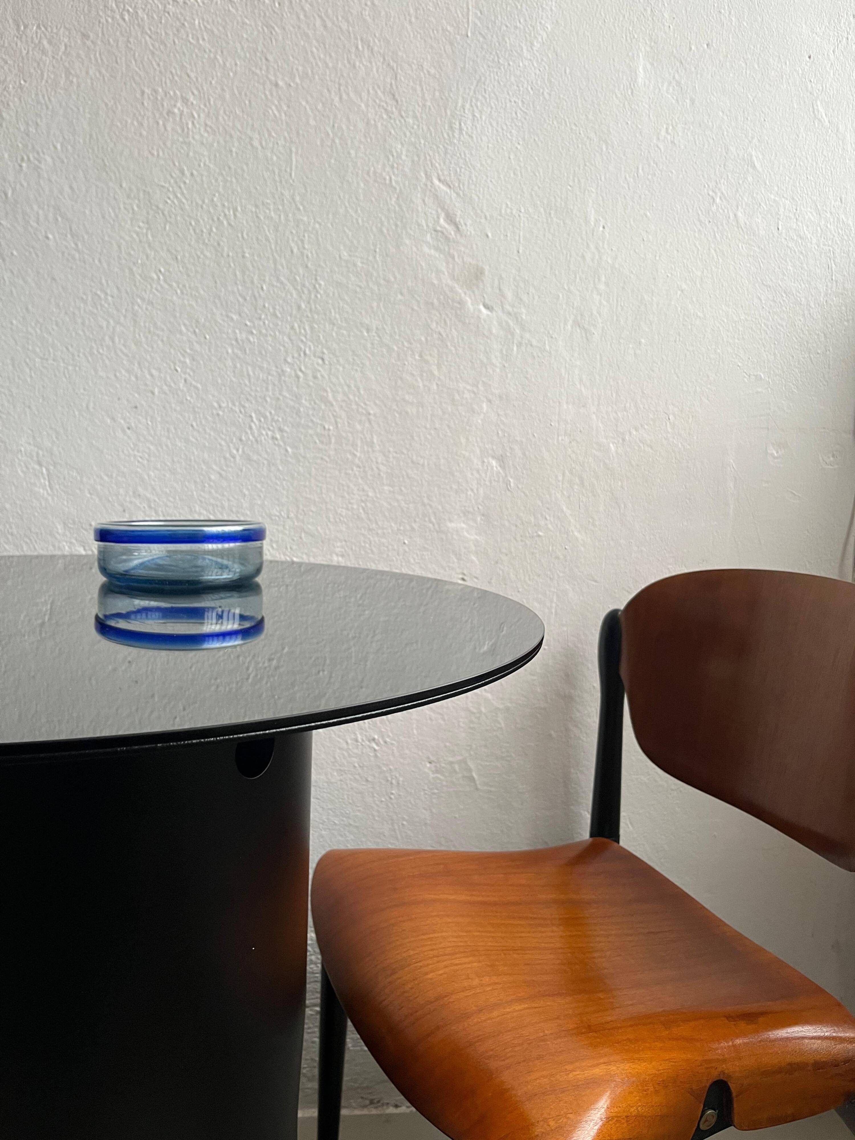 Grand bol décoratif en verre Murano sommerso clair et bleu.