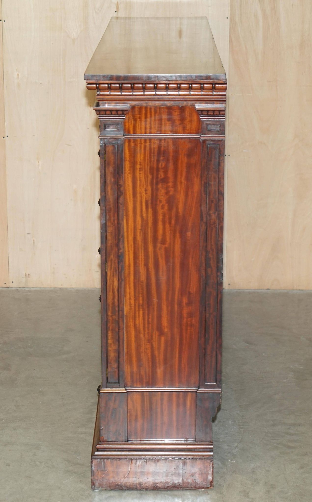 Wellington Antique Furniture 1830 in Flamed Wood