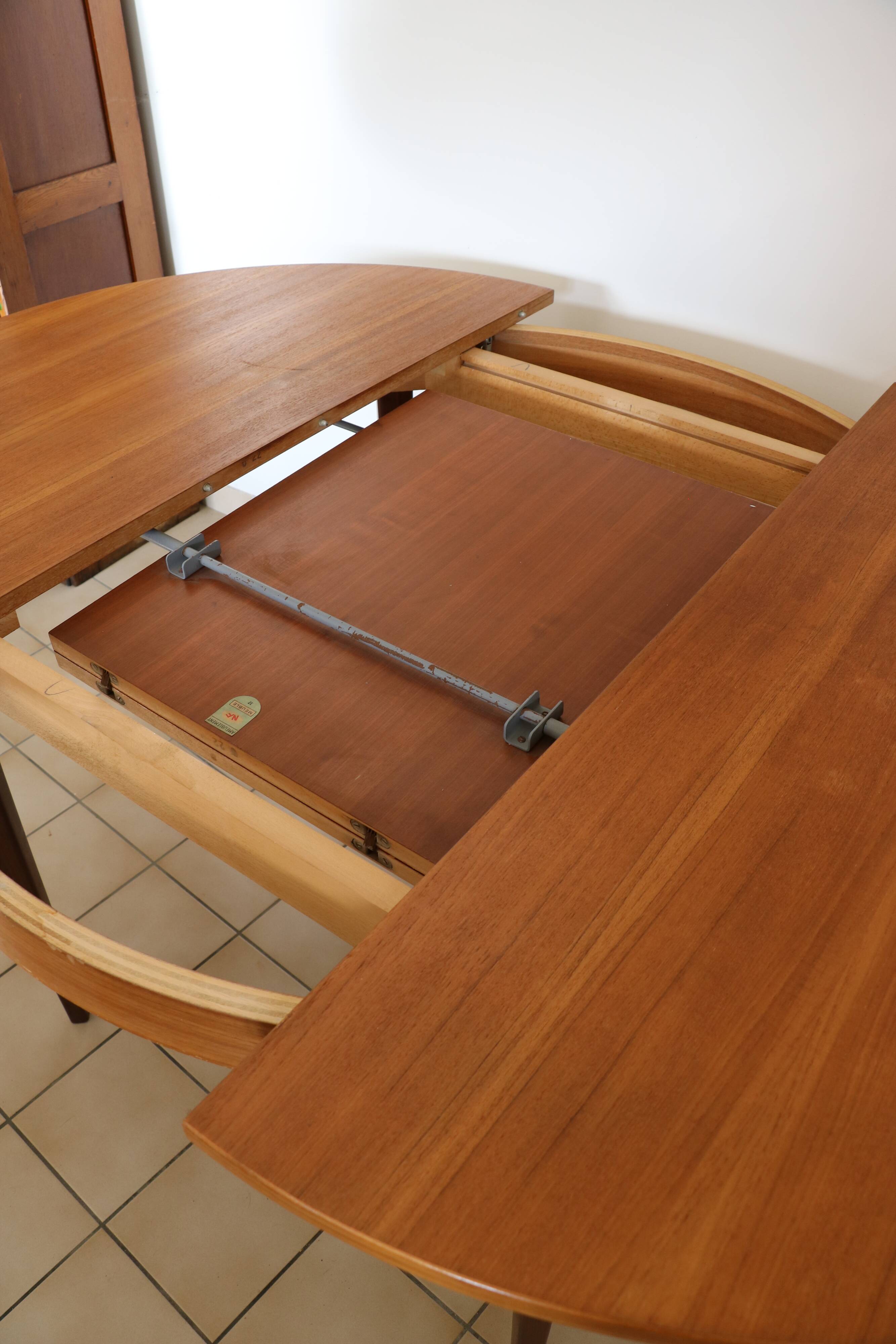 Extendable round table with butterfly extension system