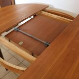 Extendable round table with butterfly extension system