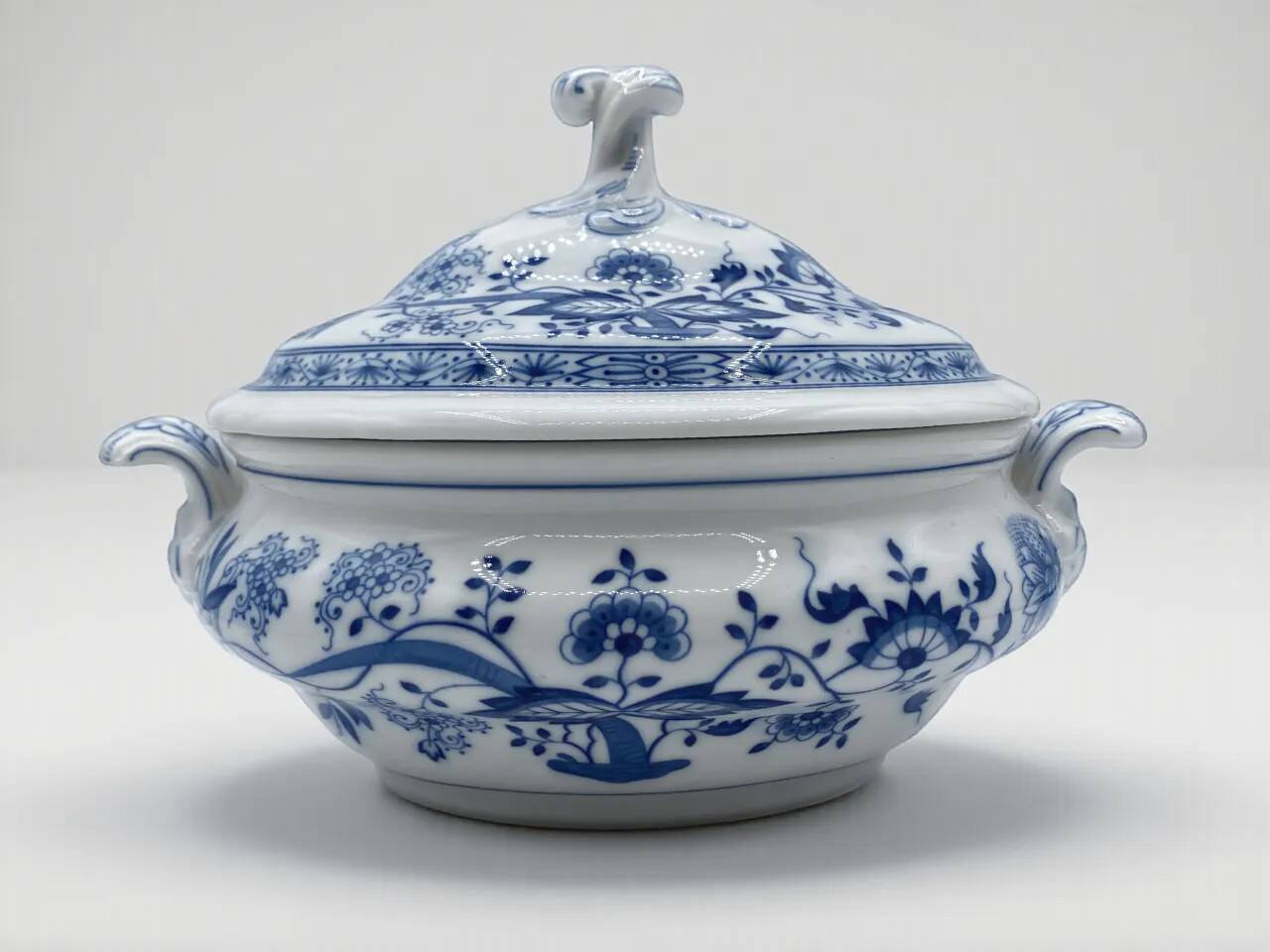 Hutschenreuther (Rosenthal) "Blue Onion" (Zwiebelmuster) Soup Tureen