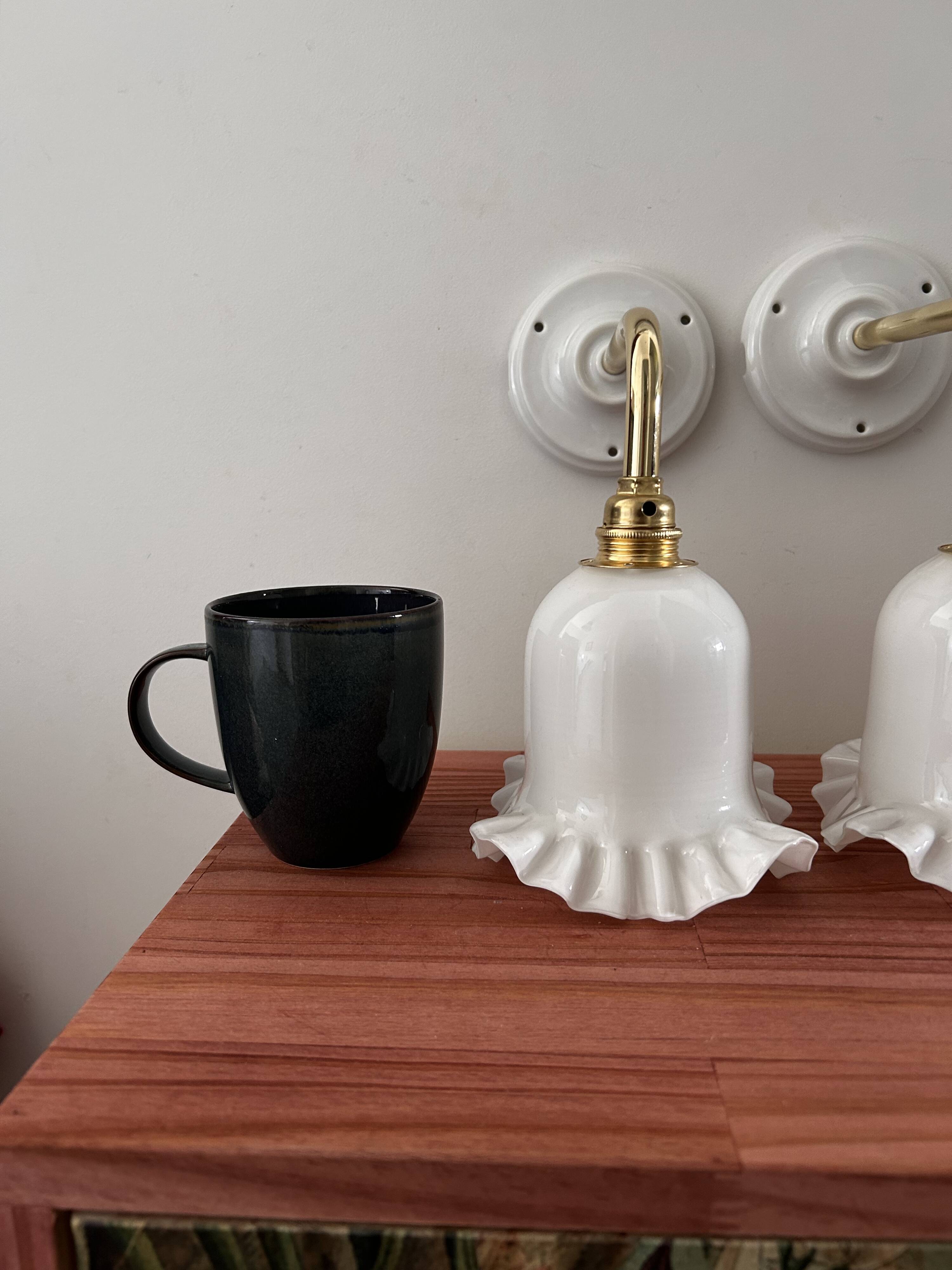 Paire d’appliques murales en opaline blanche