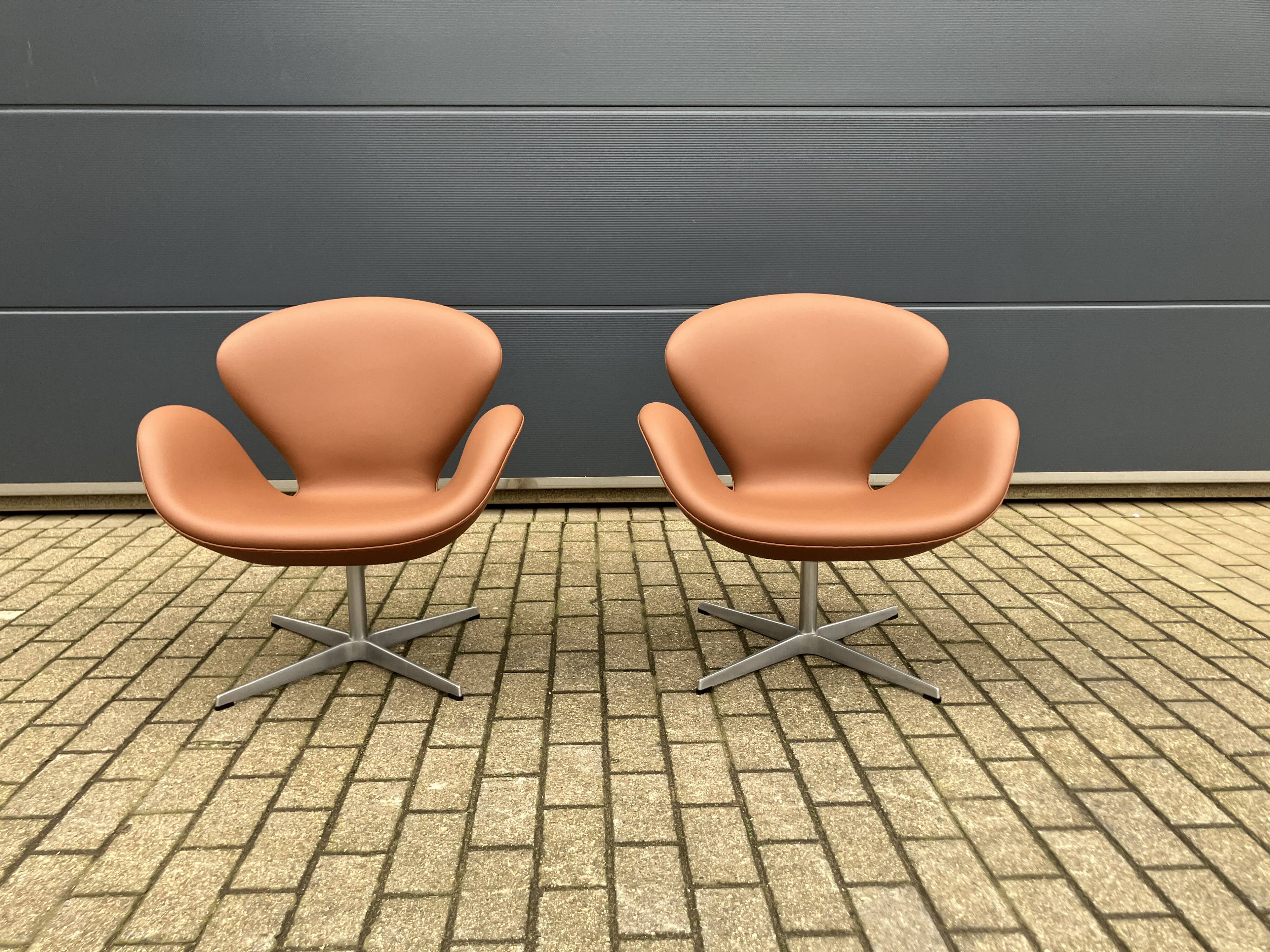 2x Fritz Hansen Swan chair by Arne Jacobsen, NEW condition!!