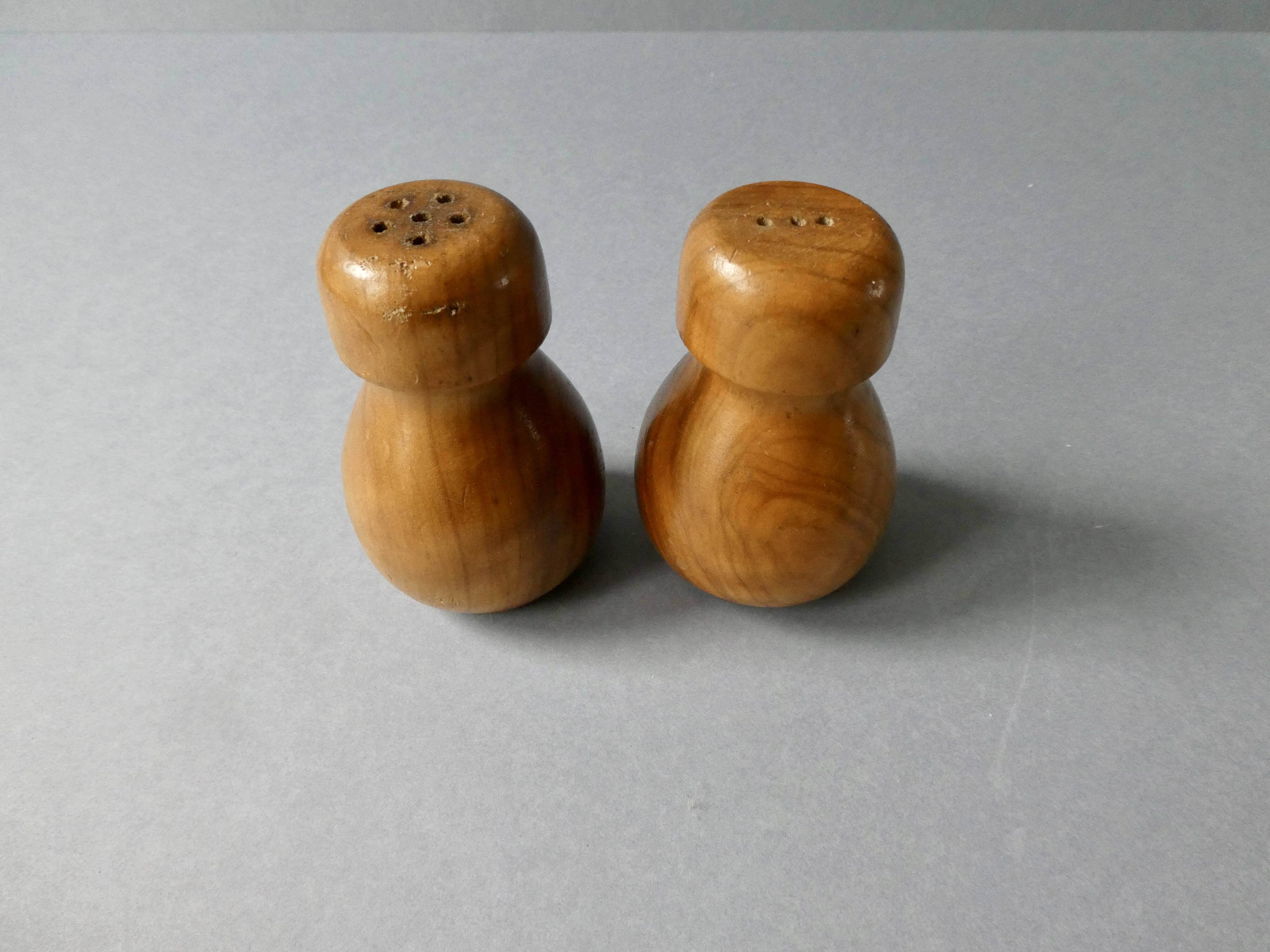 Salt and pepper shakers in olive wood and magnifying glass, 70s-80s