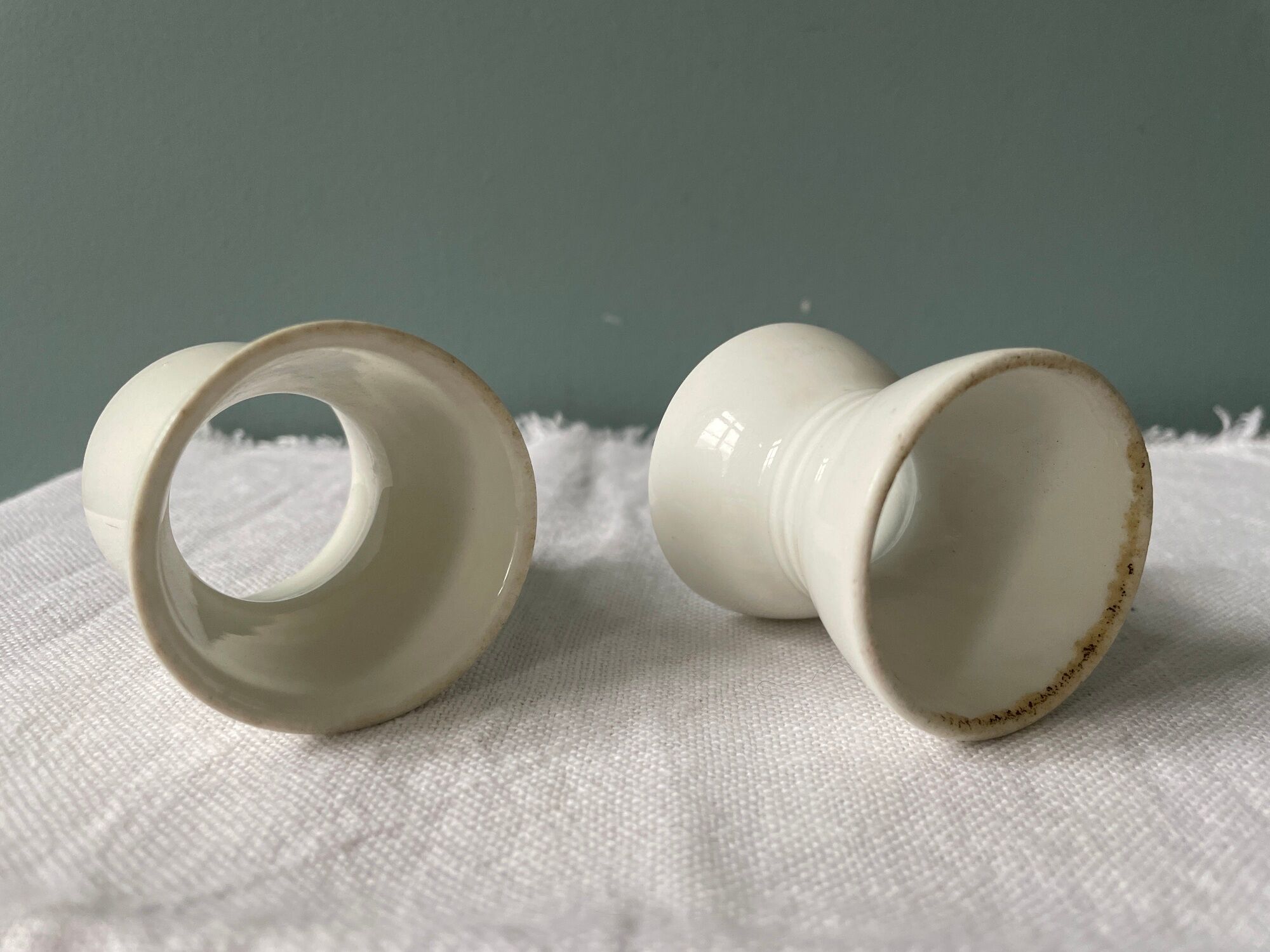 Set of 4 white porcelain diabolo shells