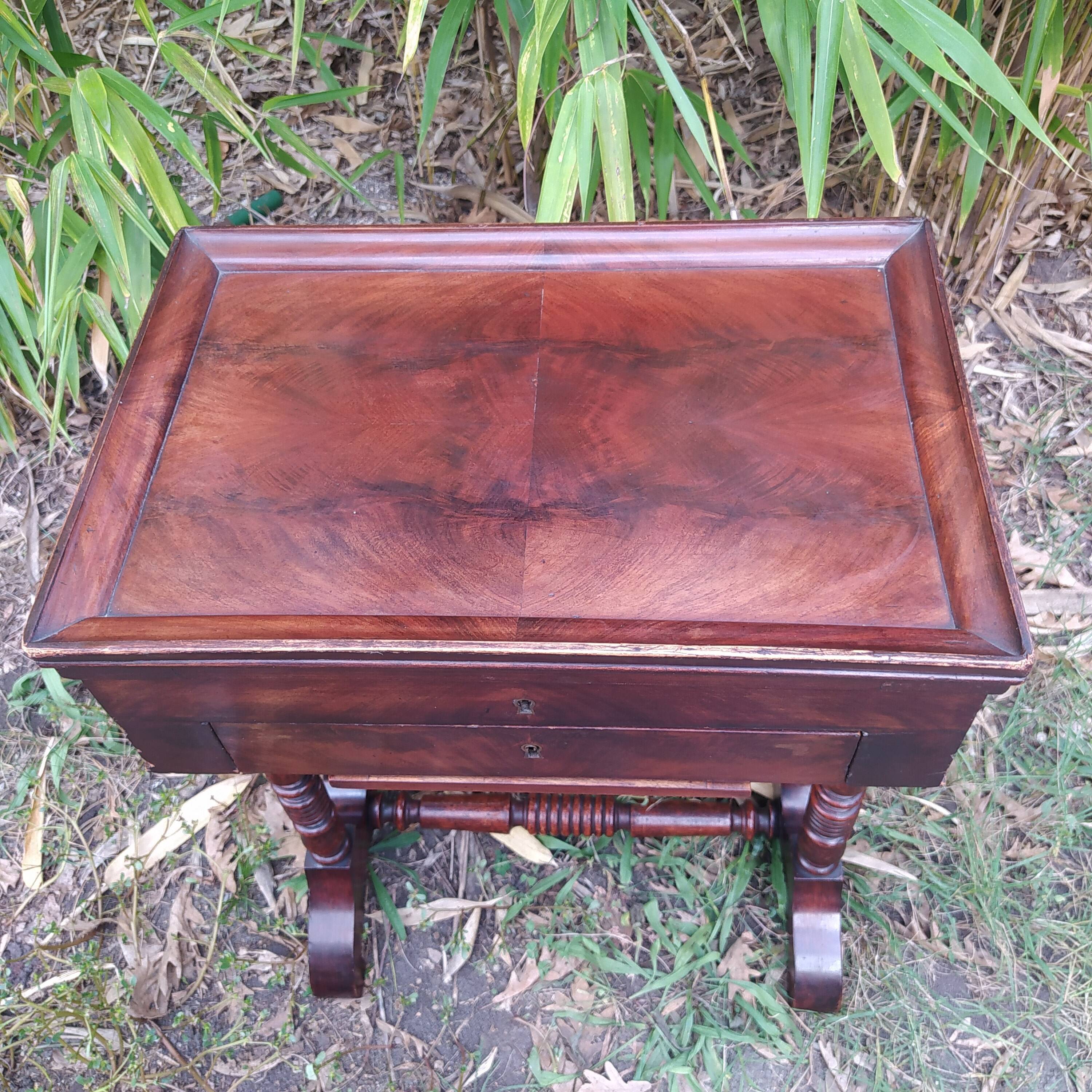 Travailleuse ou coiffeuse époque Louis Philippe