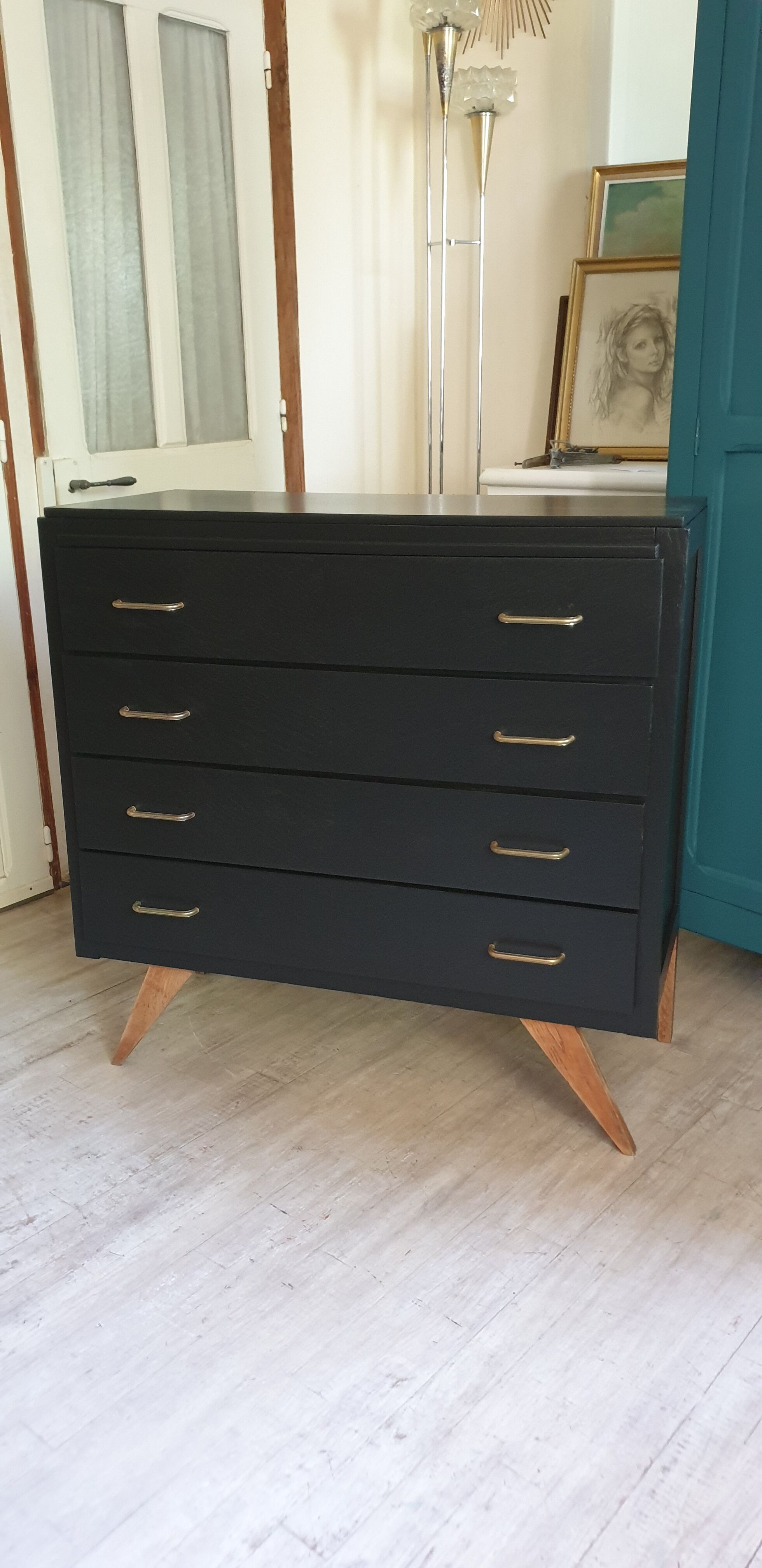 Dresser black compass feet