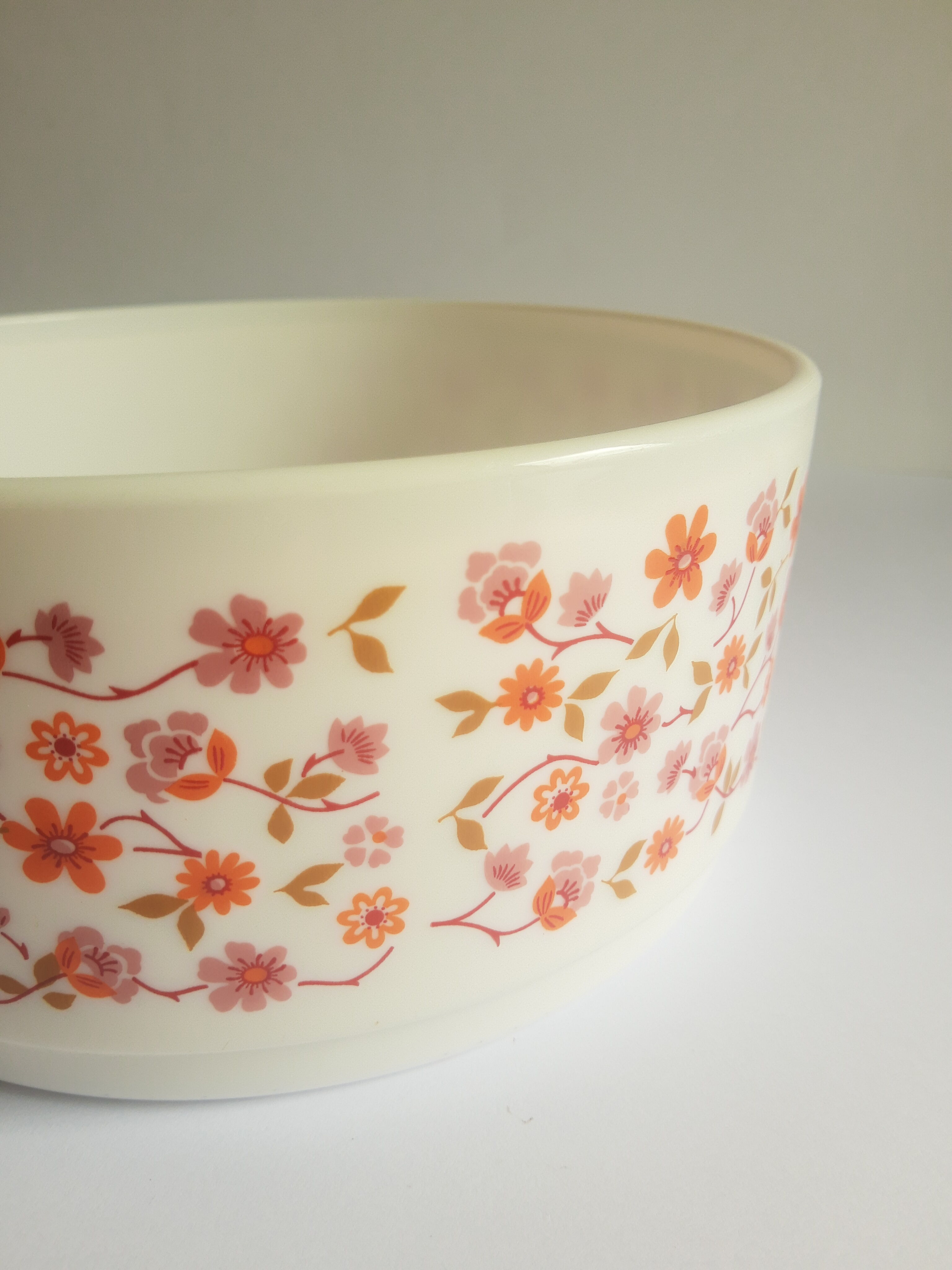 Salad bowl opaline arcopal scania vintage flowers 70s