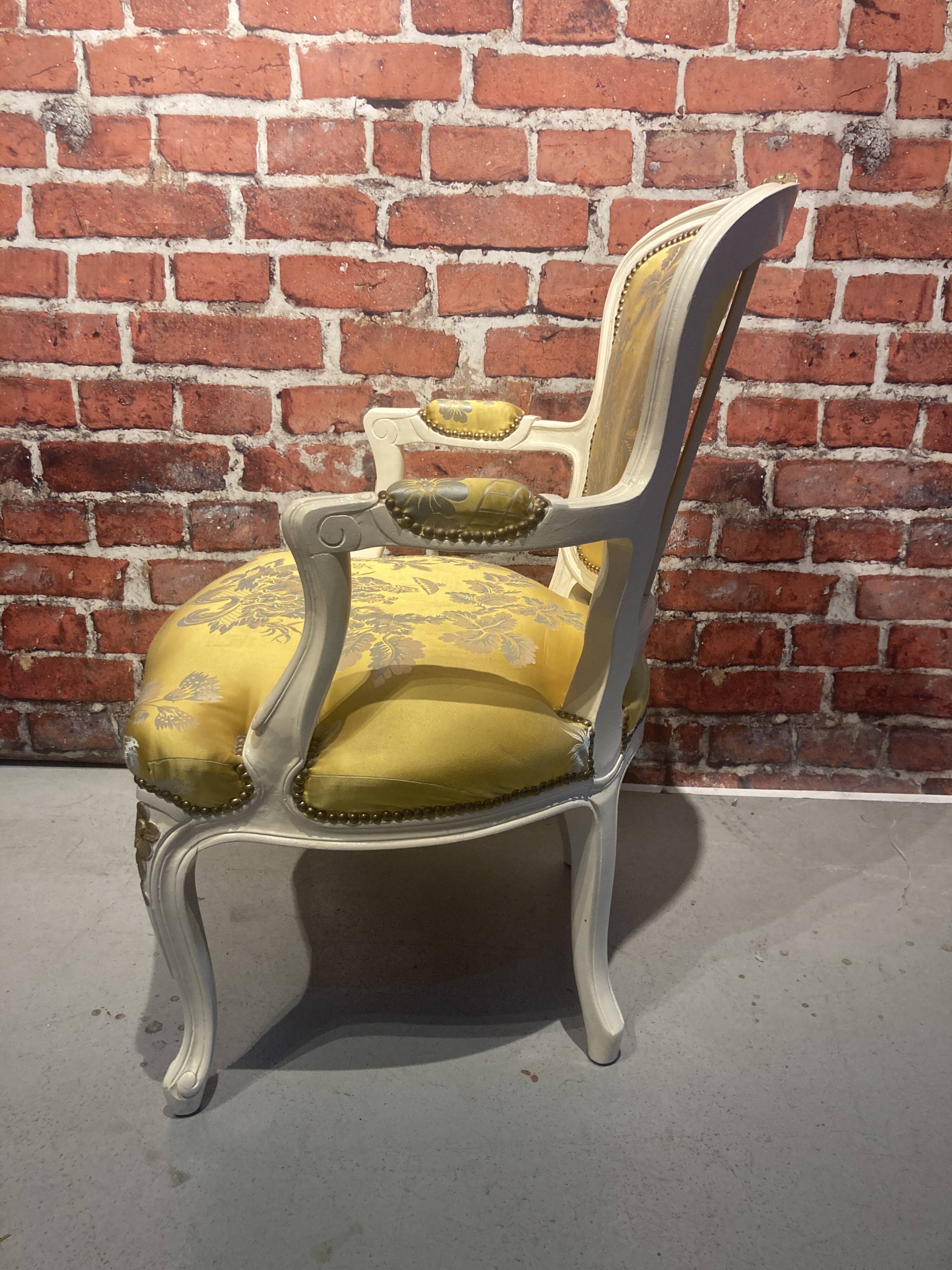 Lot d'un fauteuil et d'une chaise