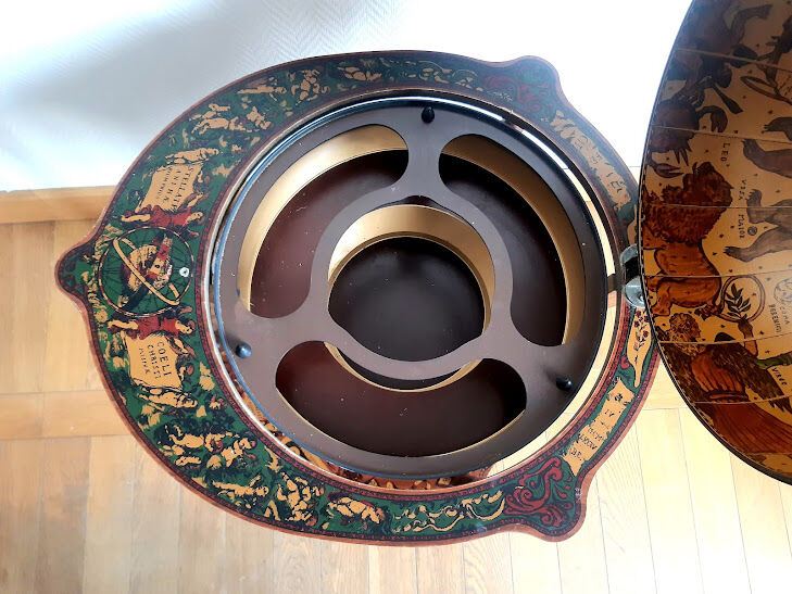 Vintage world map bar