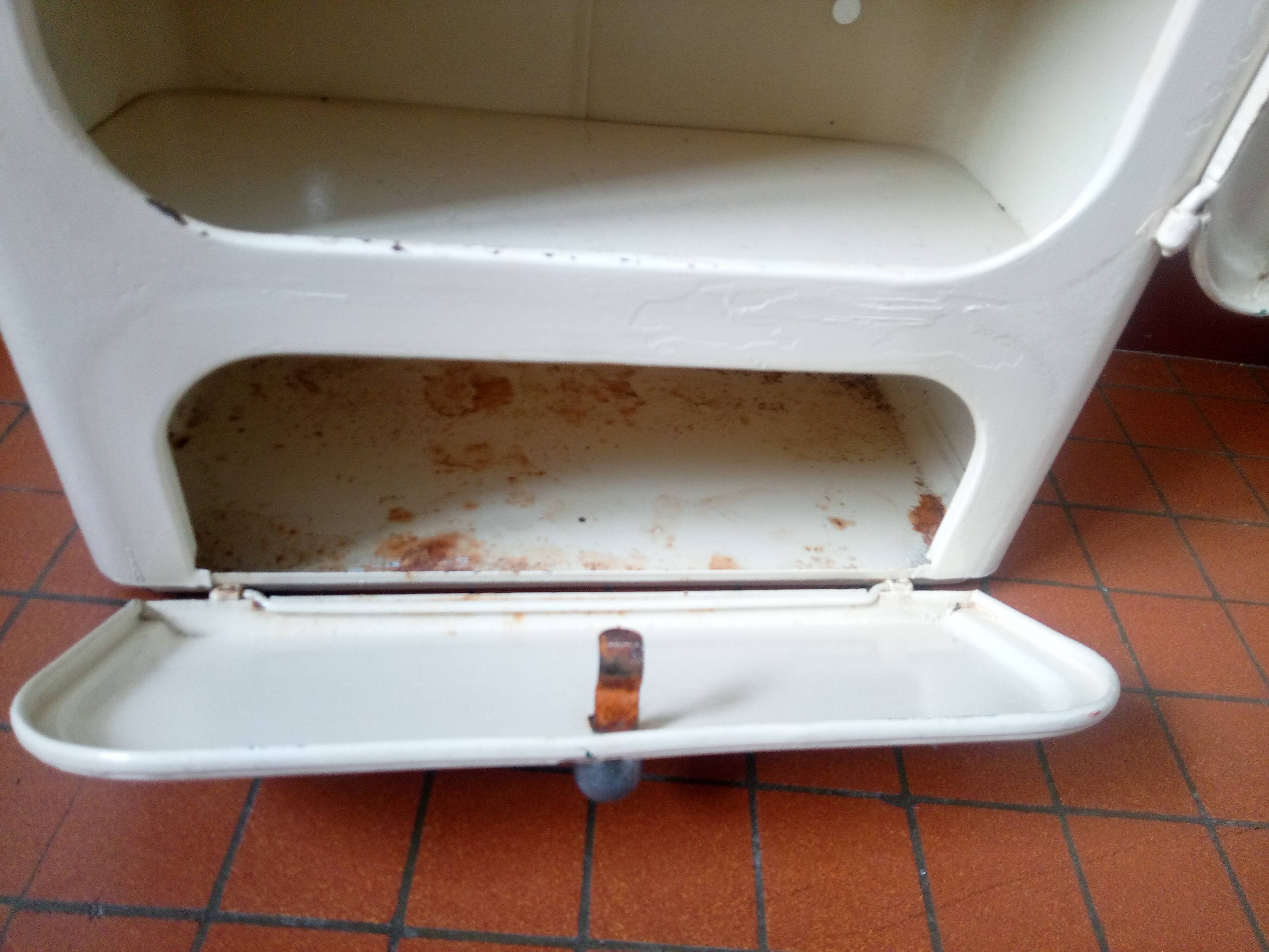 Medicine cabinet of the 40s in sheet metal