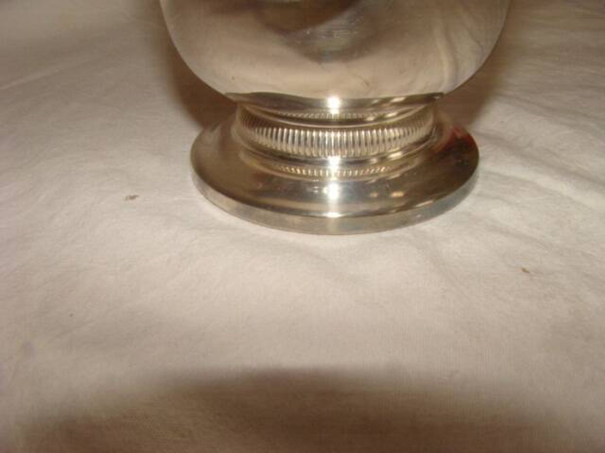 silver-plated ice bucket "with lion heads" from the 1970s