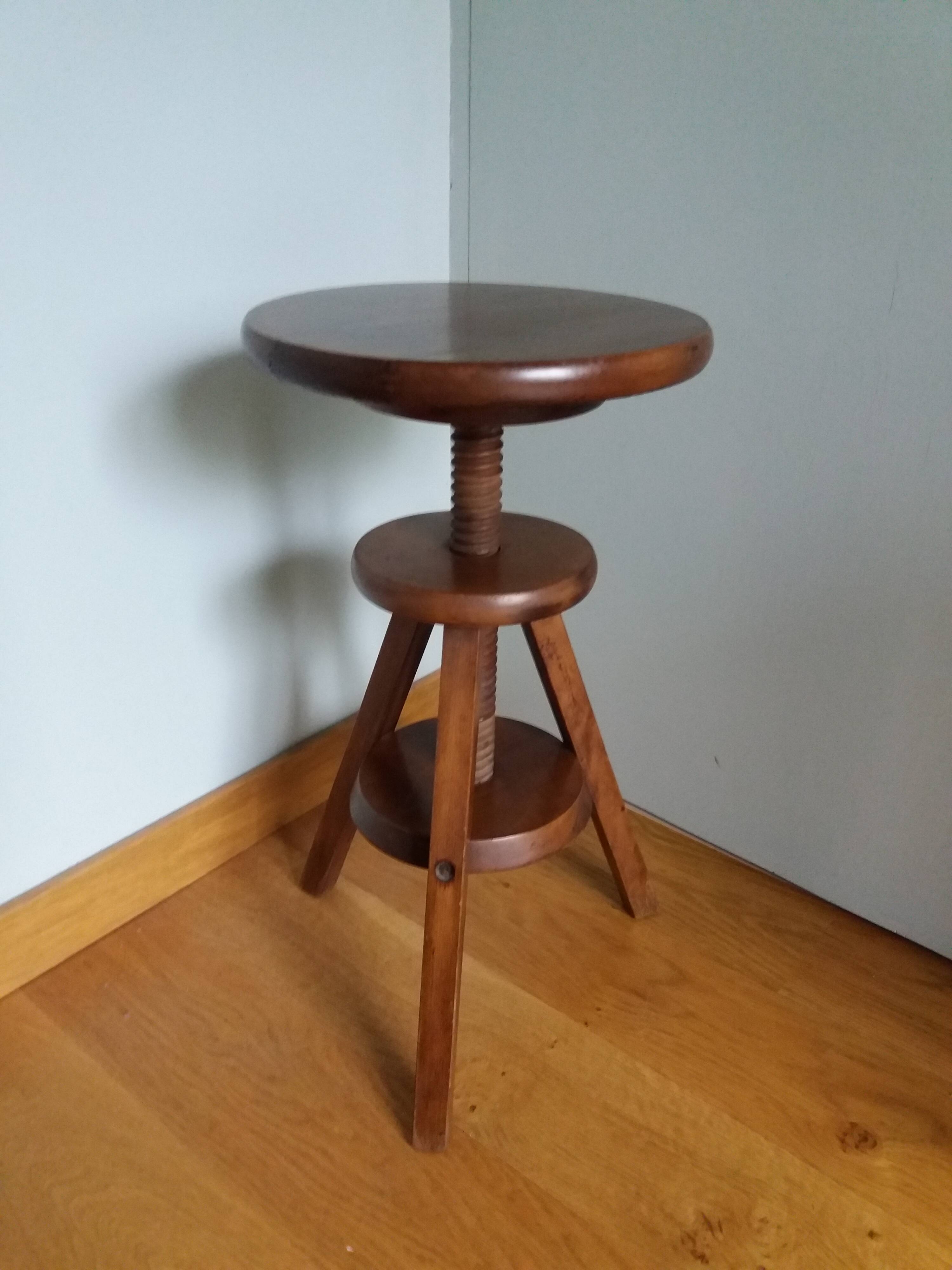 Adjustable screw tripod stool